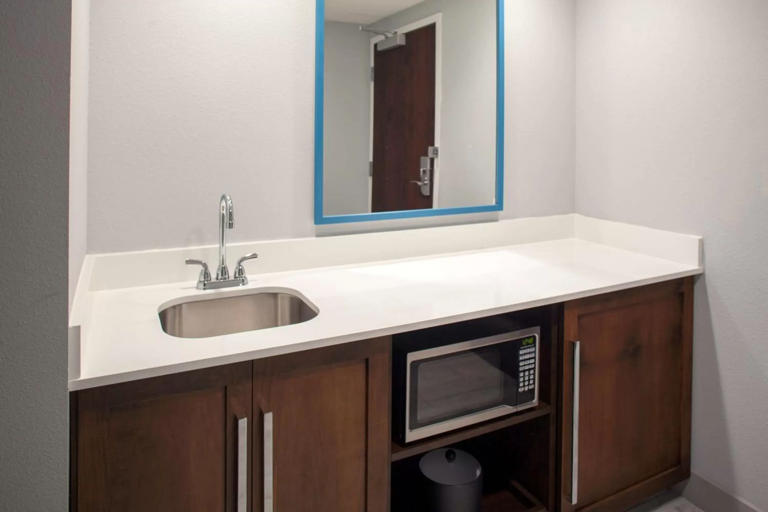 Photo of the whole room, Kitchen/Kitchenette in Hampton Inn Suites Flagstaff East