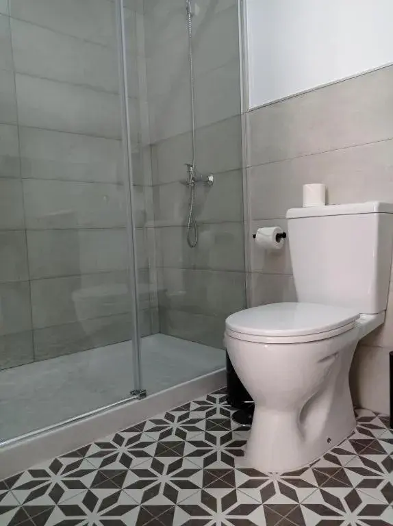 Toilet, Bathroom in Planeta Cadiz Hostel