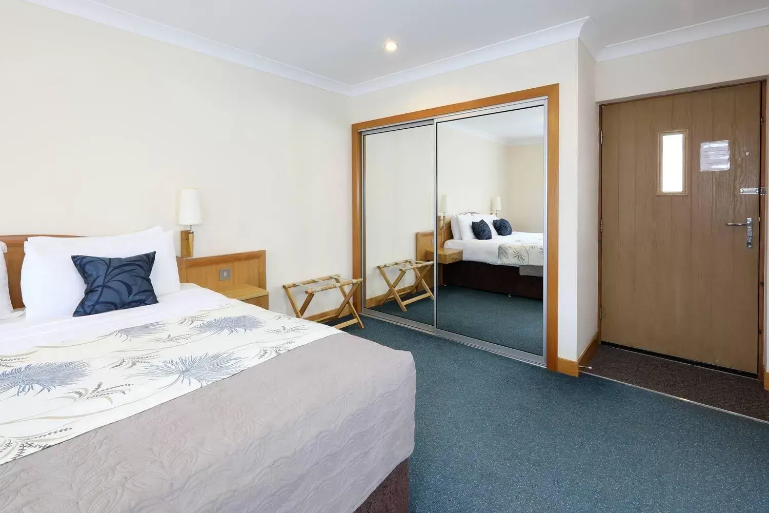 Bedroom, Bed in Woodland Bay Hotel