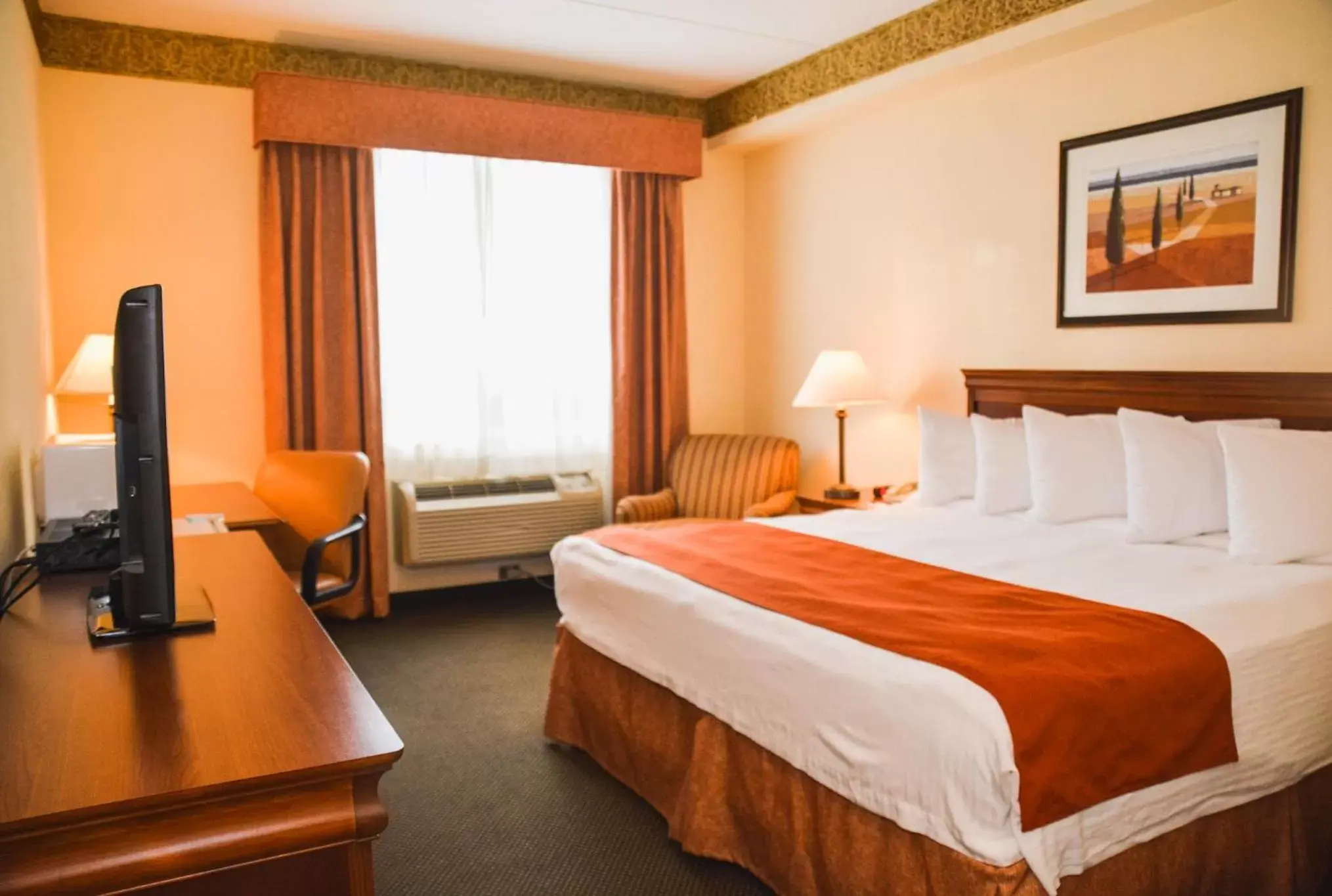 Bed in Country Inn & Suites by Radisson, London South, ON