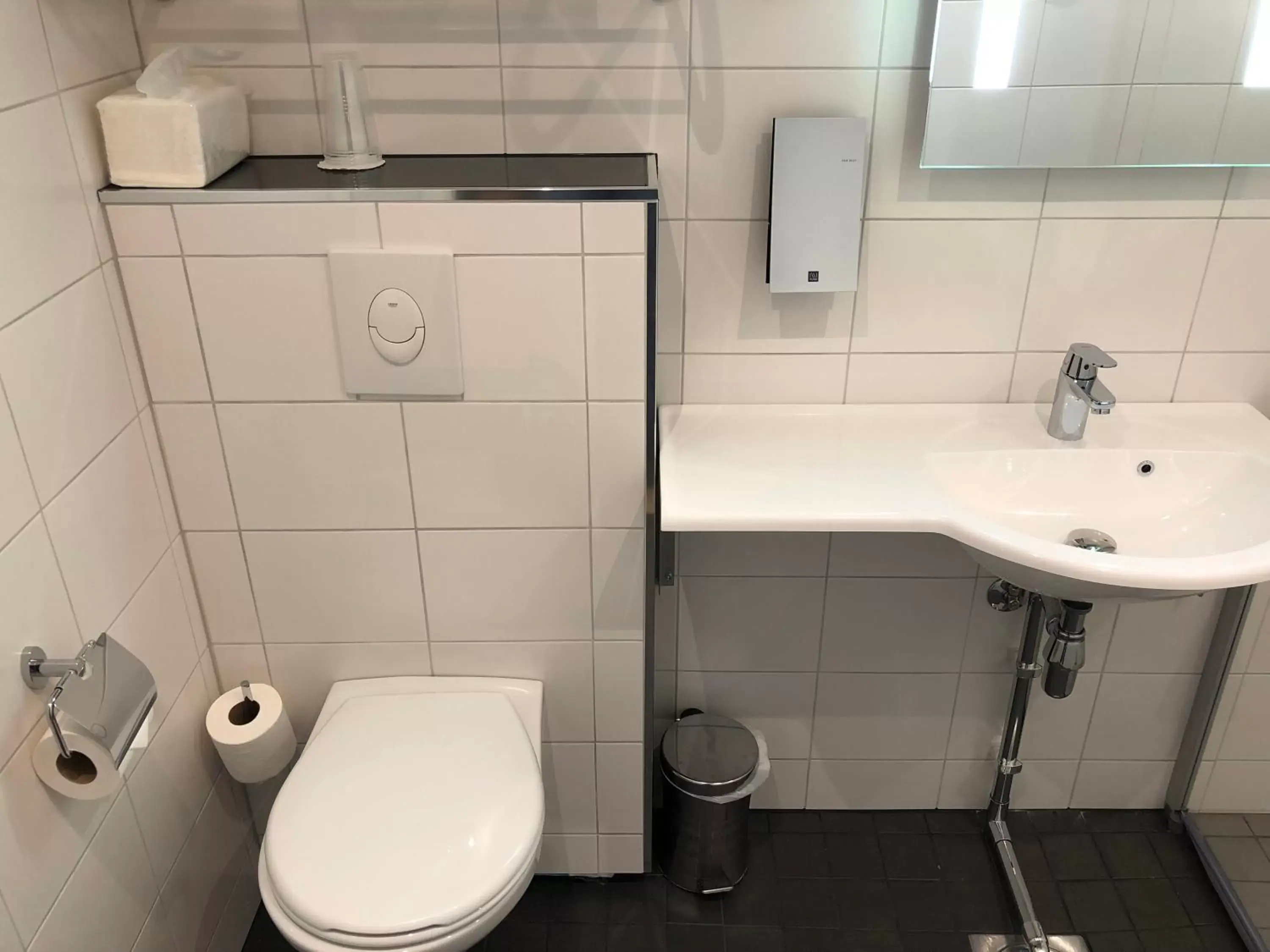 Bathroom in Pilot Airport Hotel