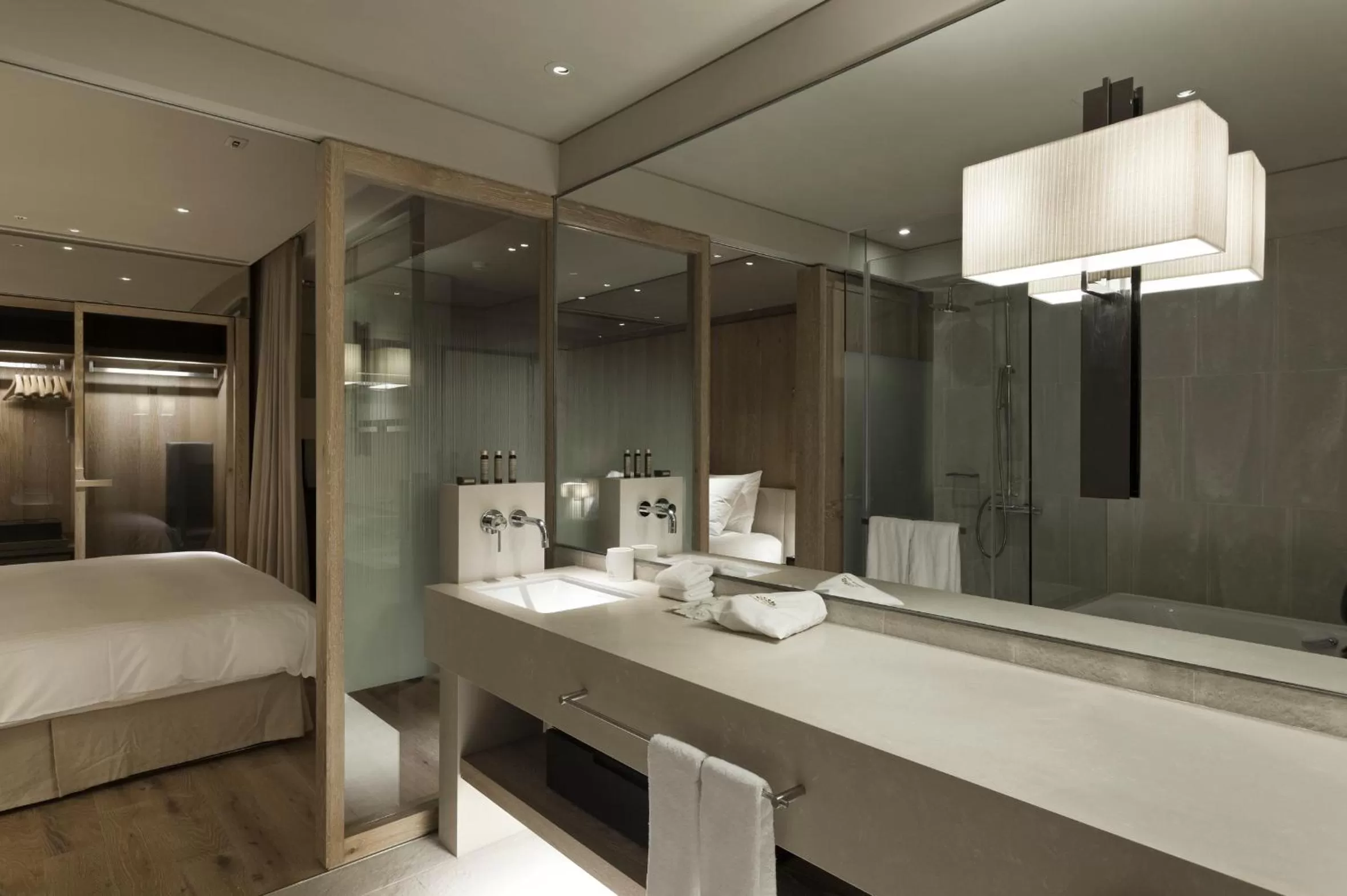 Bathroom, Bed in Gloria Residence