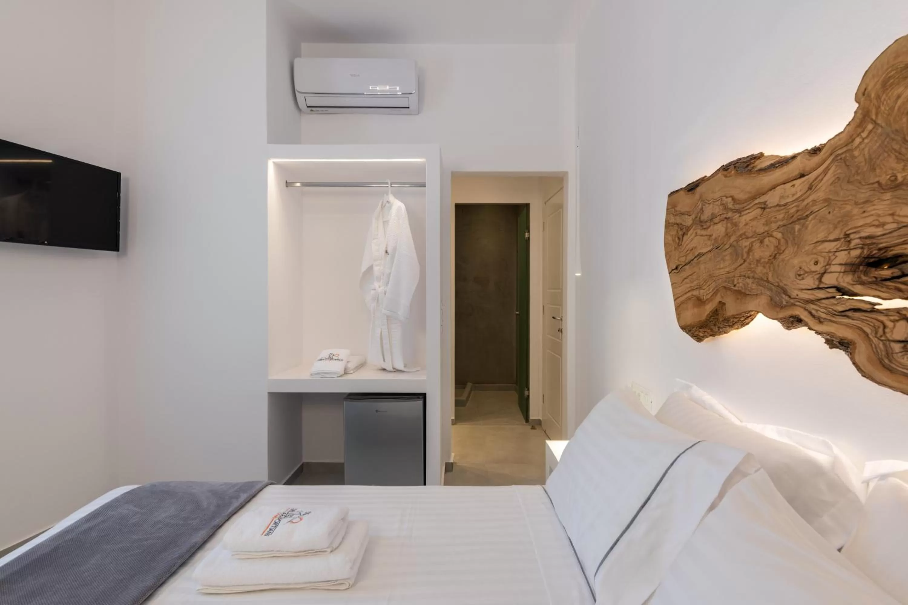 Bed in Sunset Paraportiani Rooms