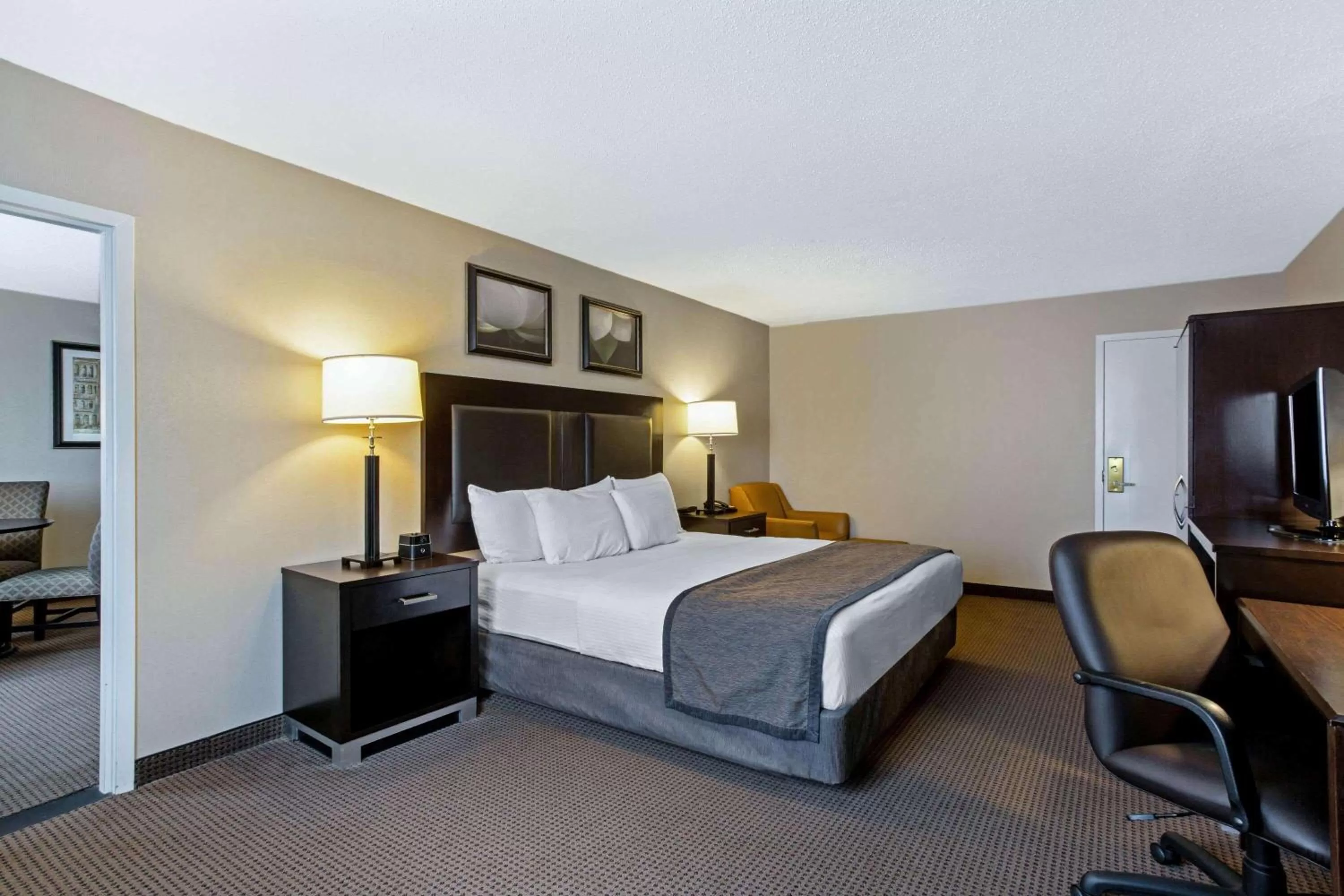 1 King Bed, One Bedroom Suite, Non-Smoking in Hampton Inn Manchester Downtown