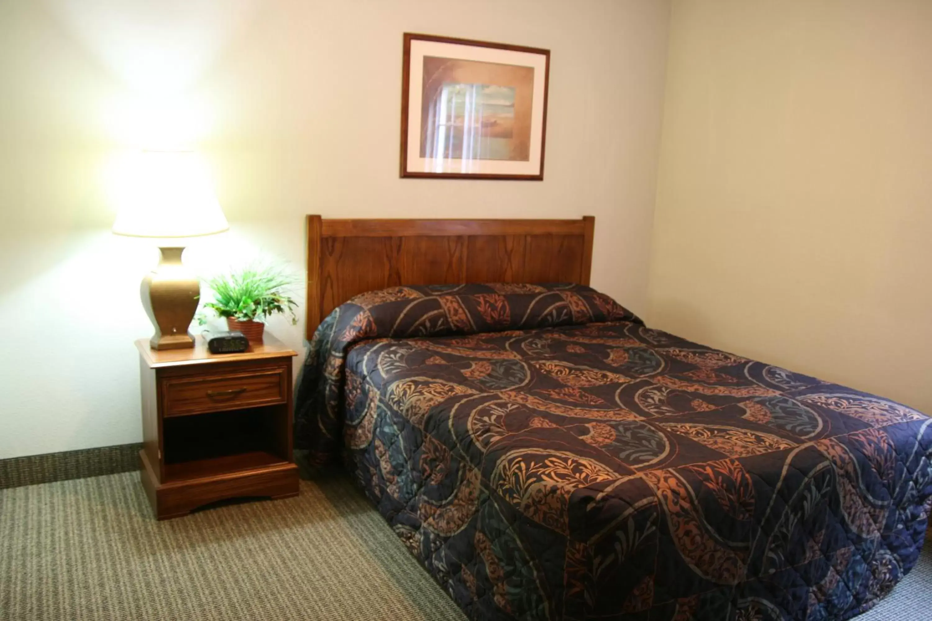 Bedroom, Bed in Affordable Suites Jacksonville