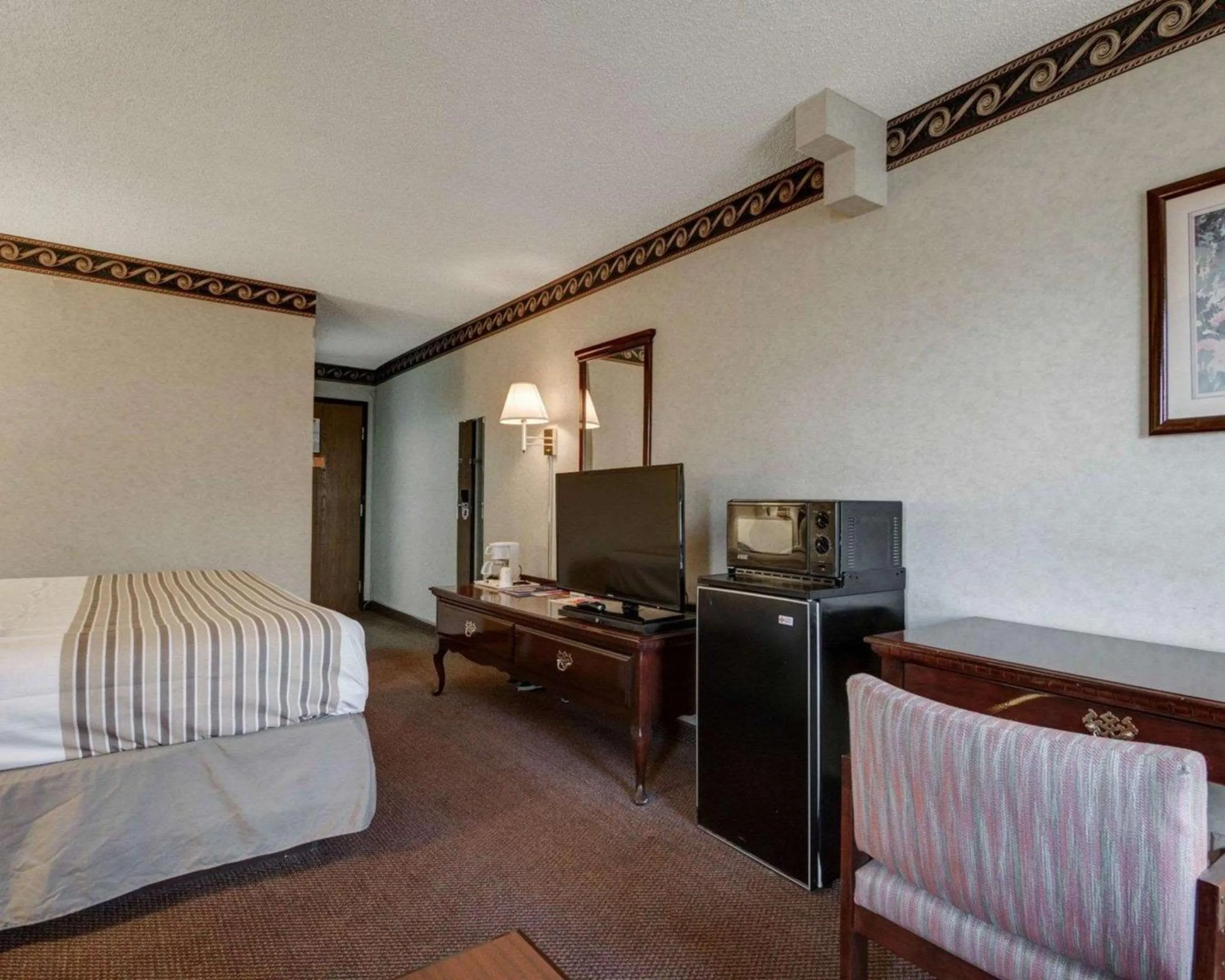Photo of the whole room, Bed in Econo Lodge Inn & Suites El Paso West
