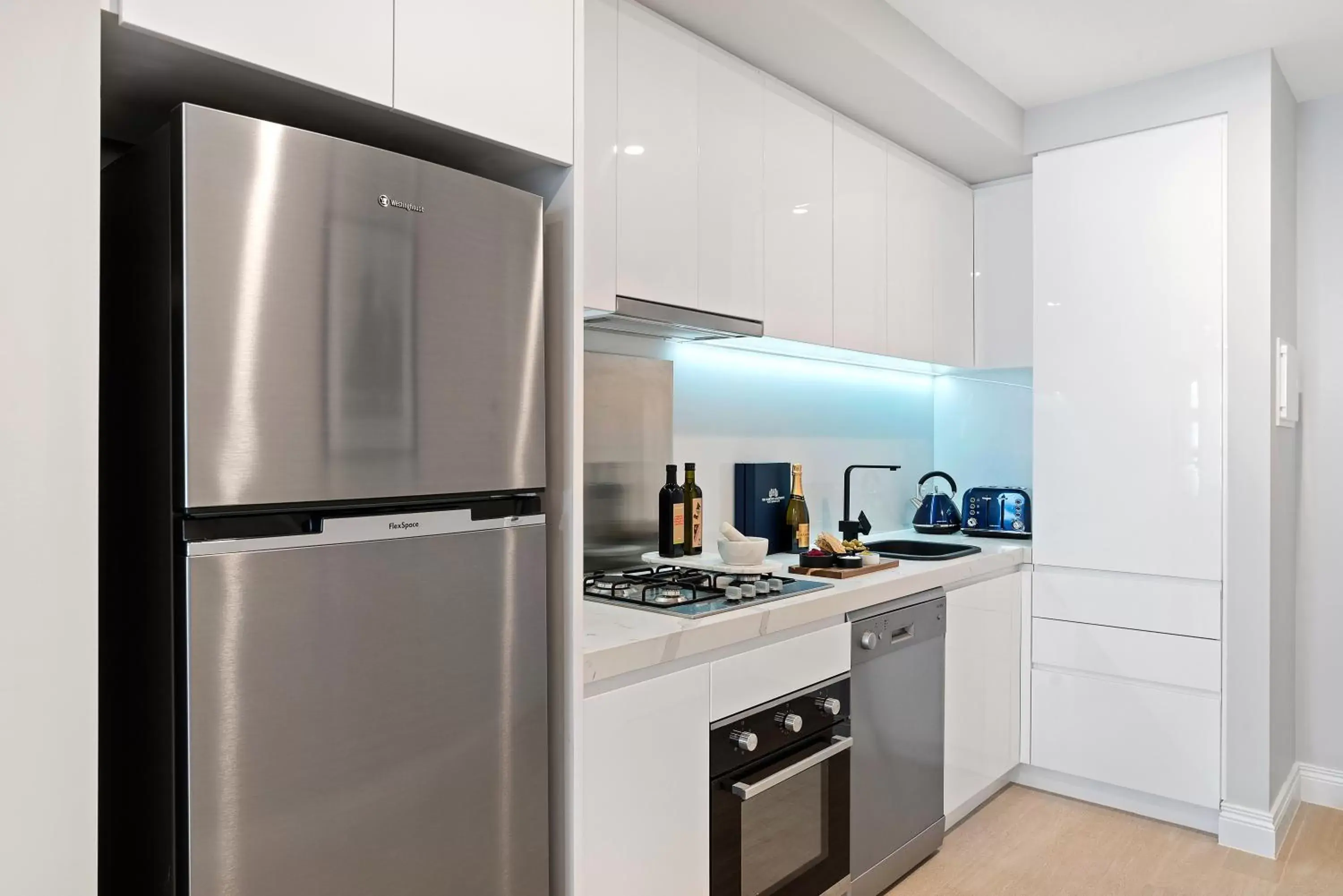 Kitchen or kitchenette, Kitchen/Kitchenette in The Hamptons Apartments - Port Melbourne