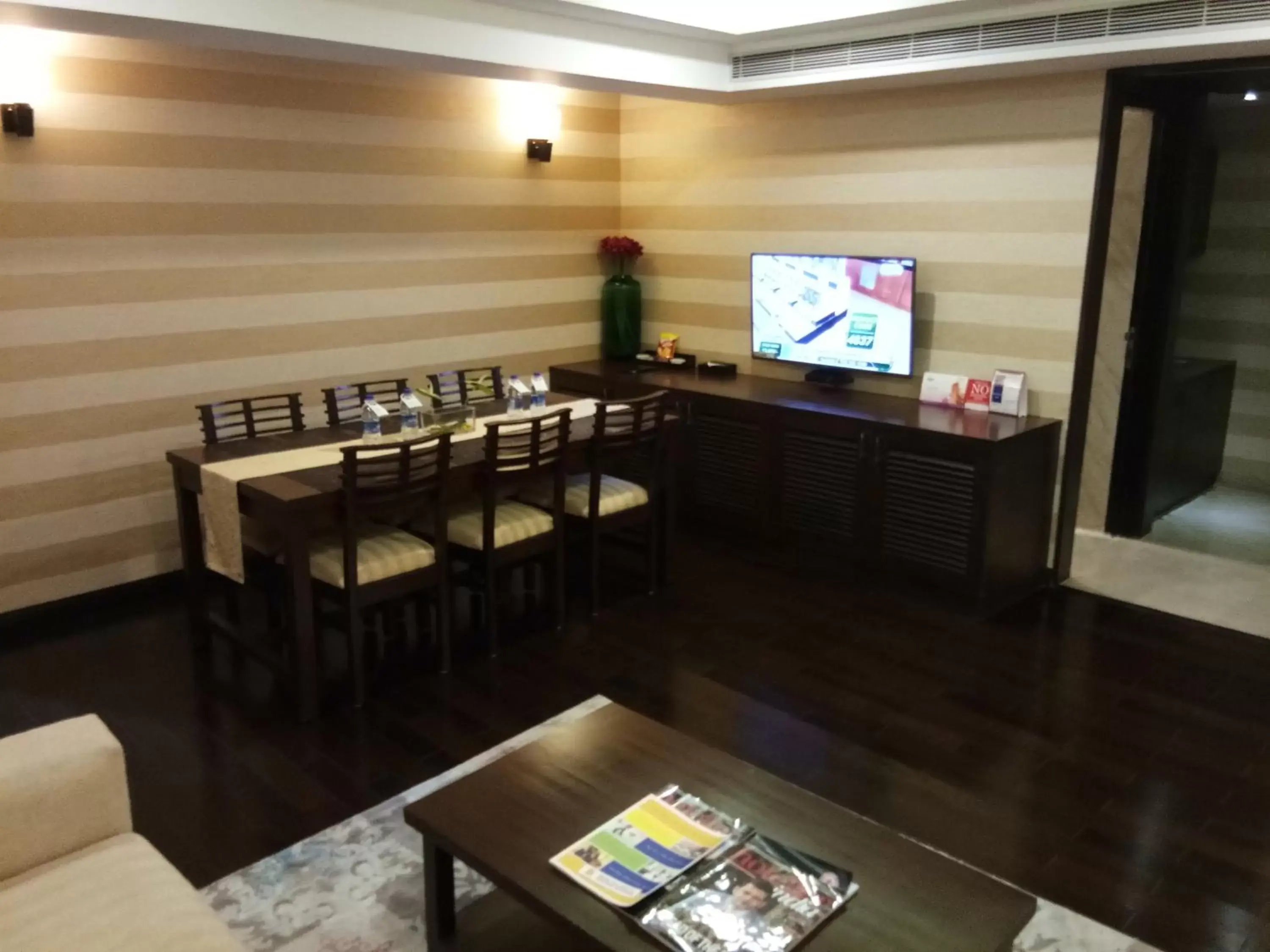 Living room, TV/Entertainment Center in Fortune Select Grand Ridge, Tirupati - Member ITC's Hotel Group