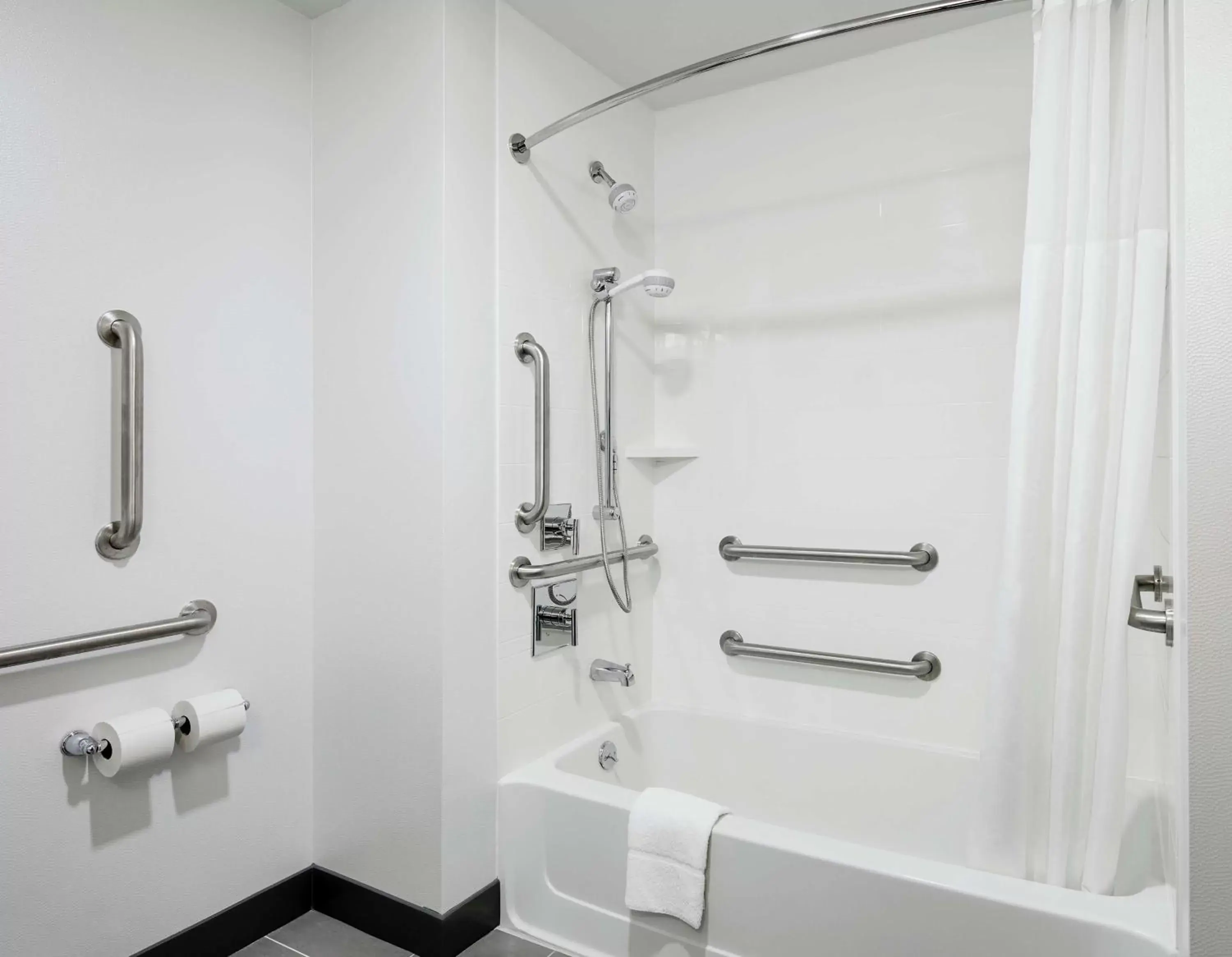 Bathroom in Hampton Inn & Suites Chicago/Waukegan