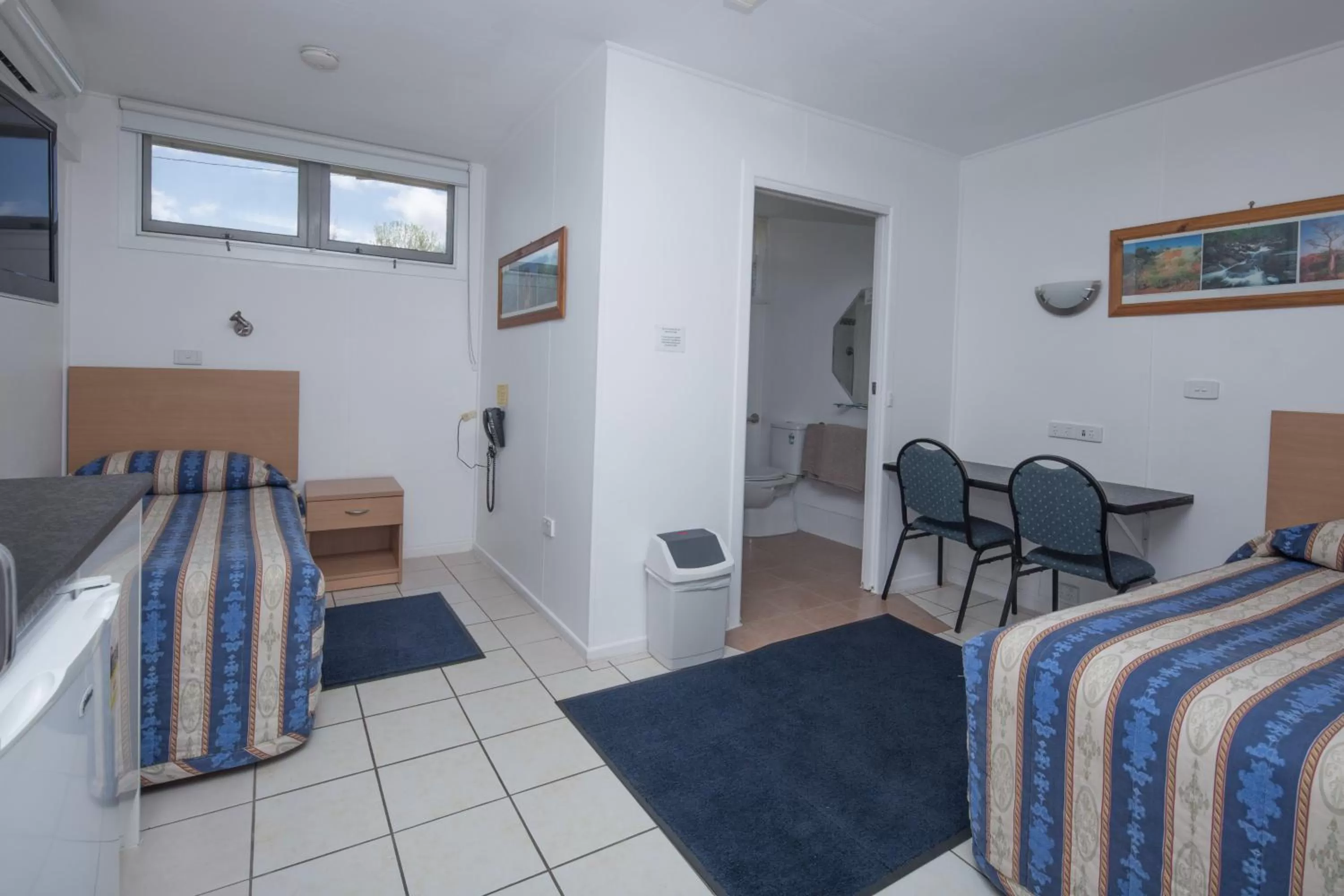 Bedroom in Tally Ho Motor Inn