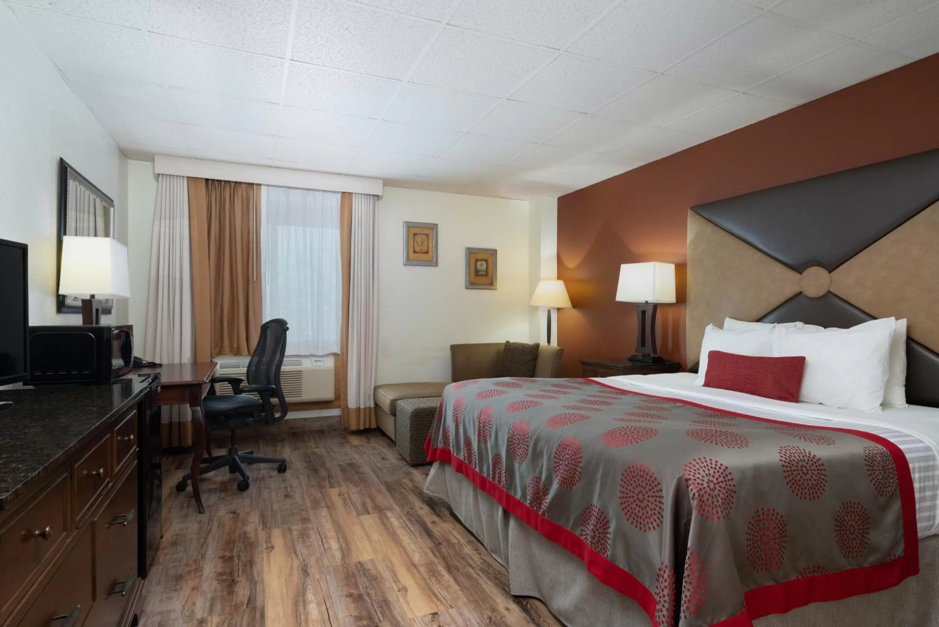 Bedroom, Bed in Ramada by Wyndham Albert Lea