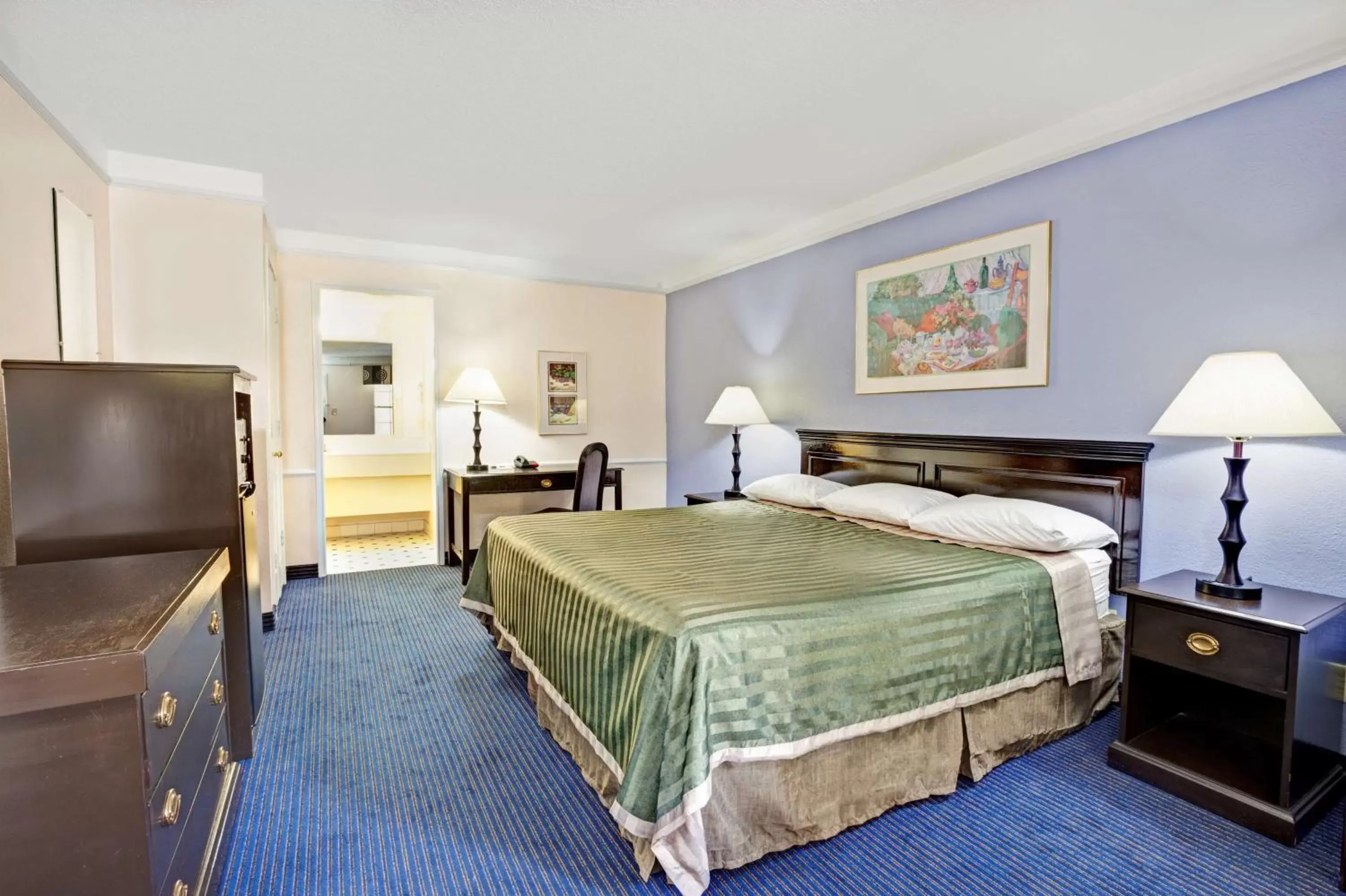 King Room with Bathtub - Mobility Accessible in Travelodge by Wyndham North Richland Hills/Dallas/Ft Worth