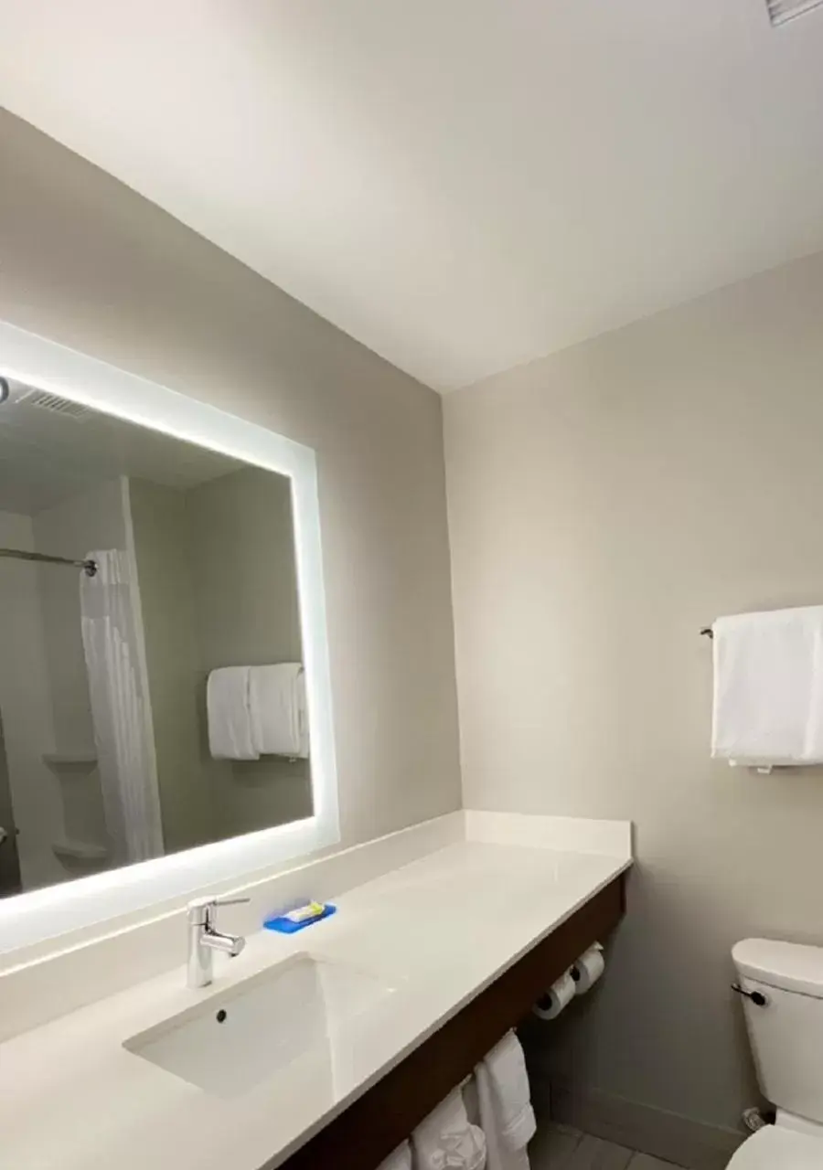 Bathroom in Holiday Inn Express Quantico - Stafford, an IHG Hotel