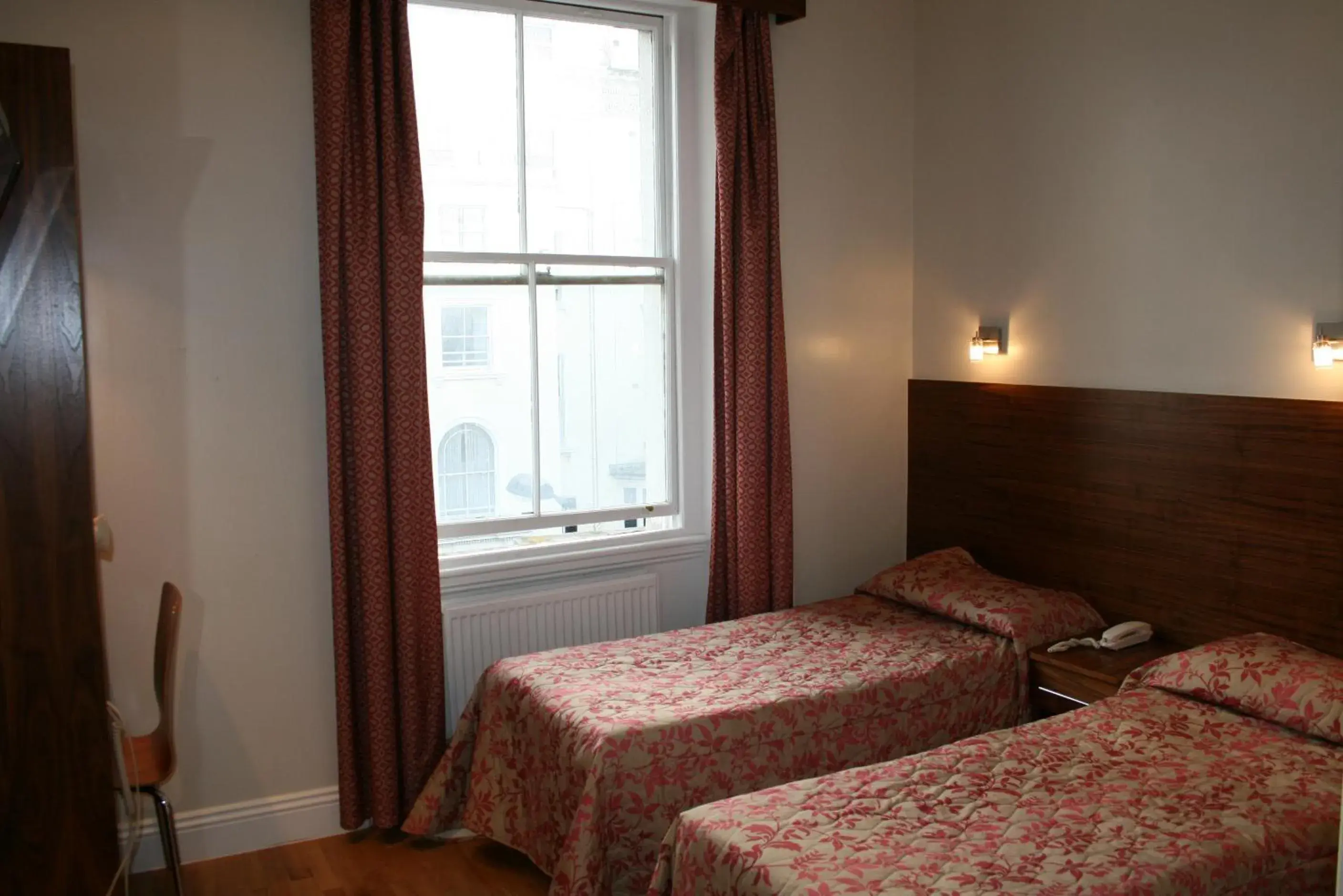 Bedroom, Bed in Wedgewood Hotel