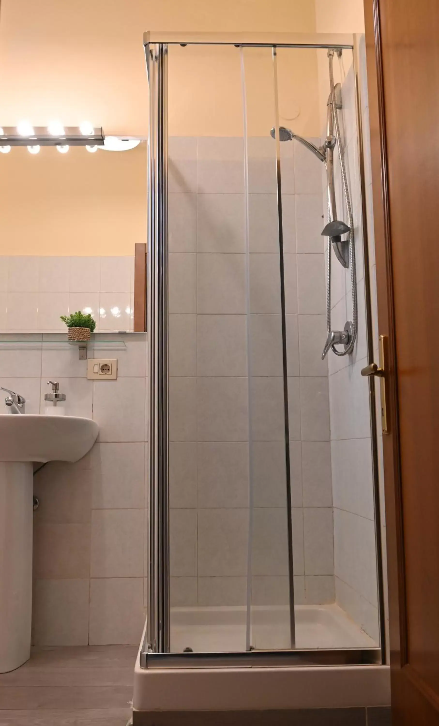 Shower, Bathroom in B&B a Capua - I PORTICI del centro