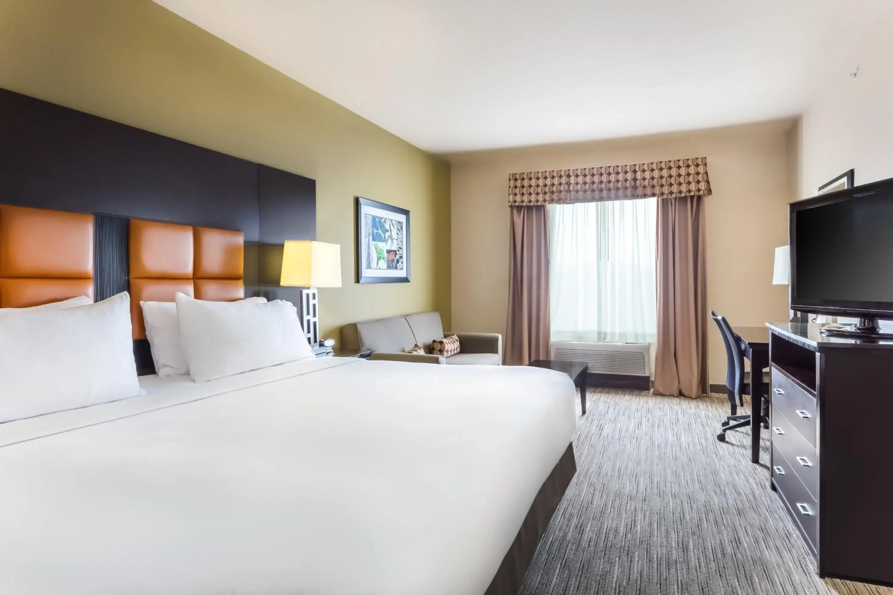 Photo of the whole room, Bed in Holiday Inn Express Hotel & Suites Dallas West