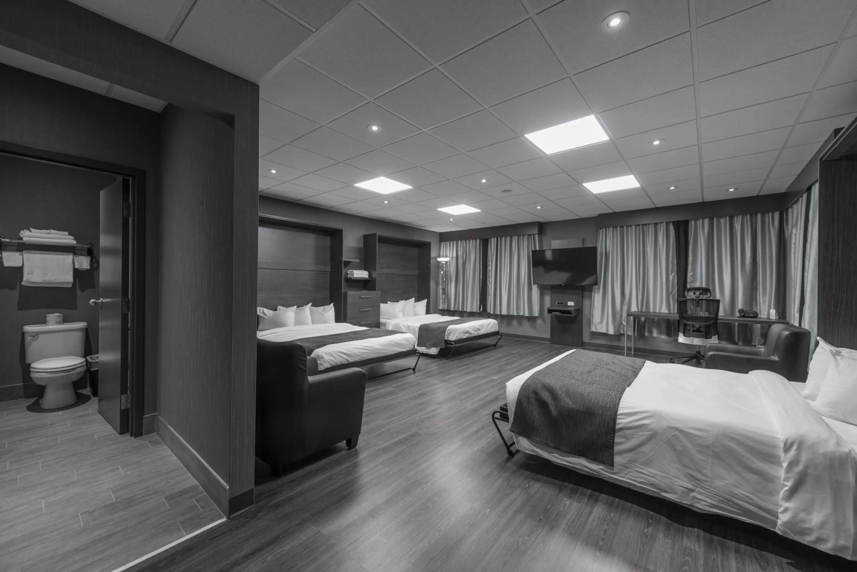 Photo of the whole room, Bed in Hotel & Suites Le Dauphin Drummondville