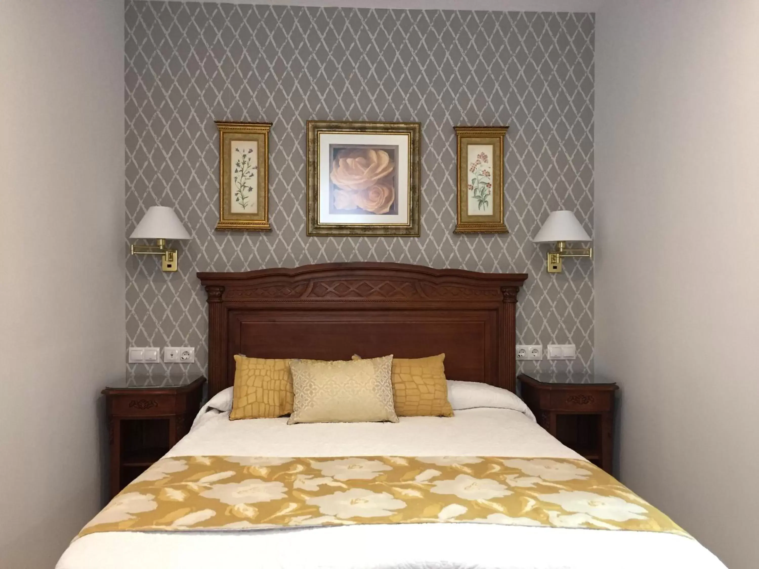 Photo of the whole room, Bed in Hotel Europa Boutique Sevilla