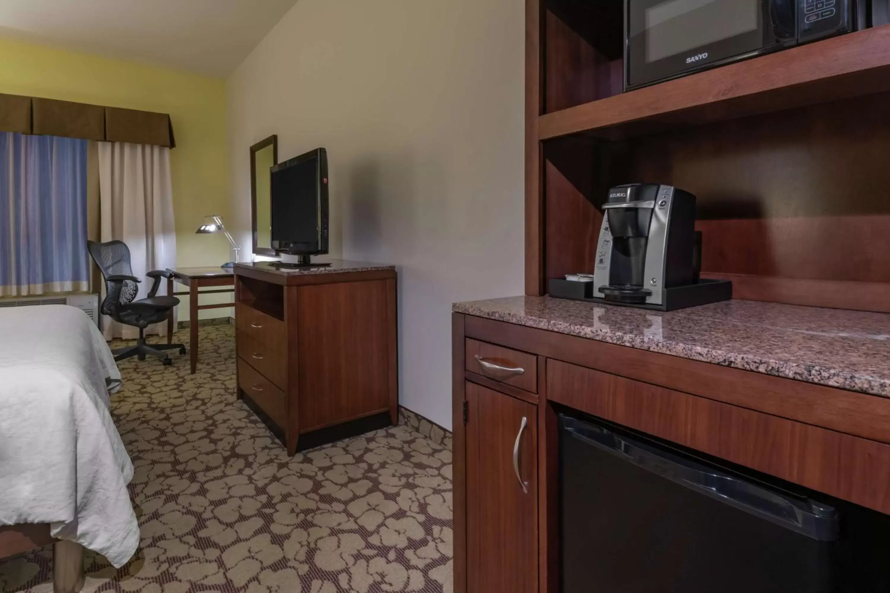 Bedroom, TV/Entertainment Center in Hilton Garden Inn Devens Common