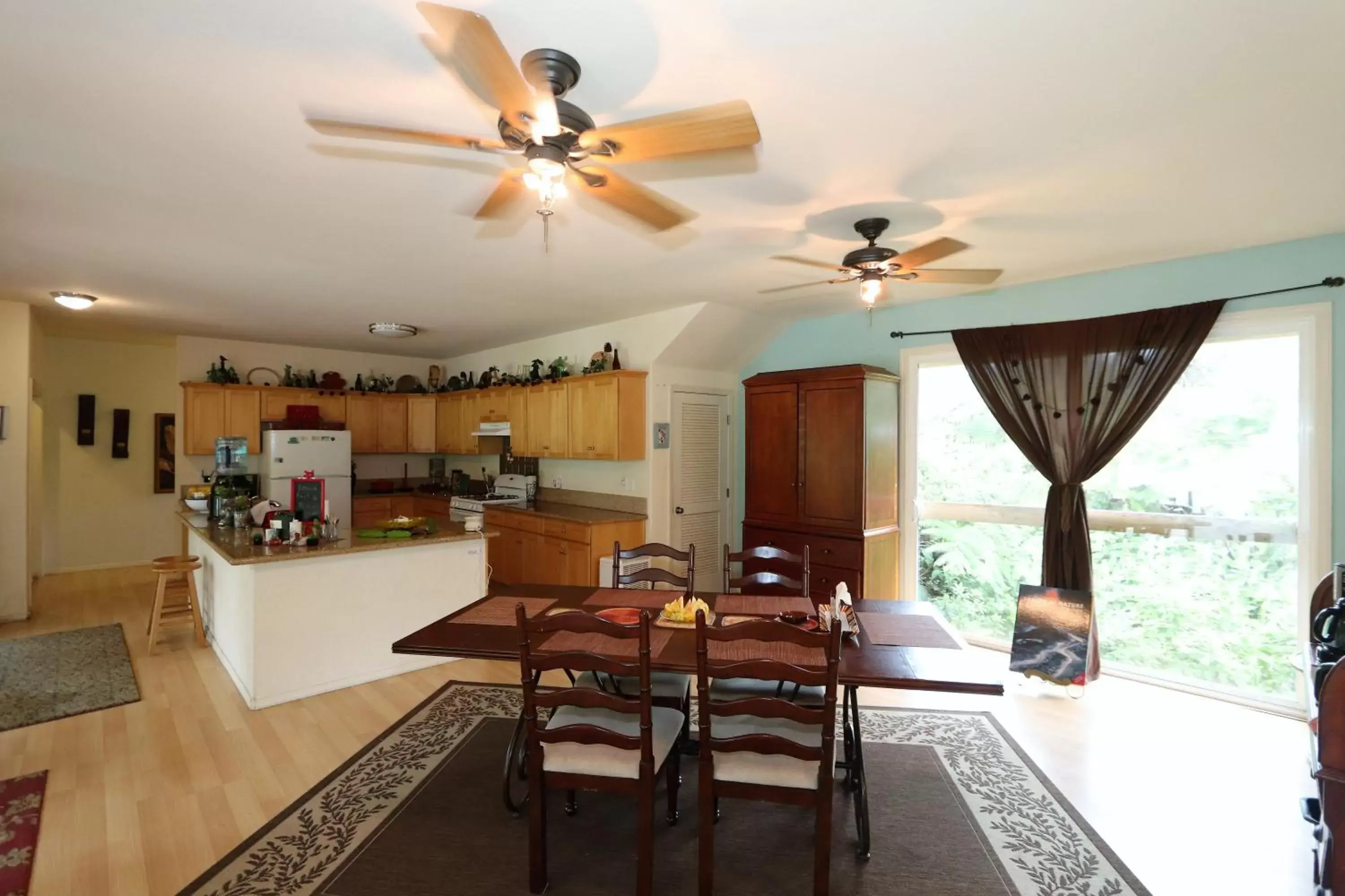 Dining area in Volcano Forest Inn