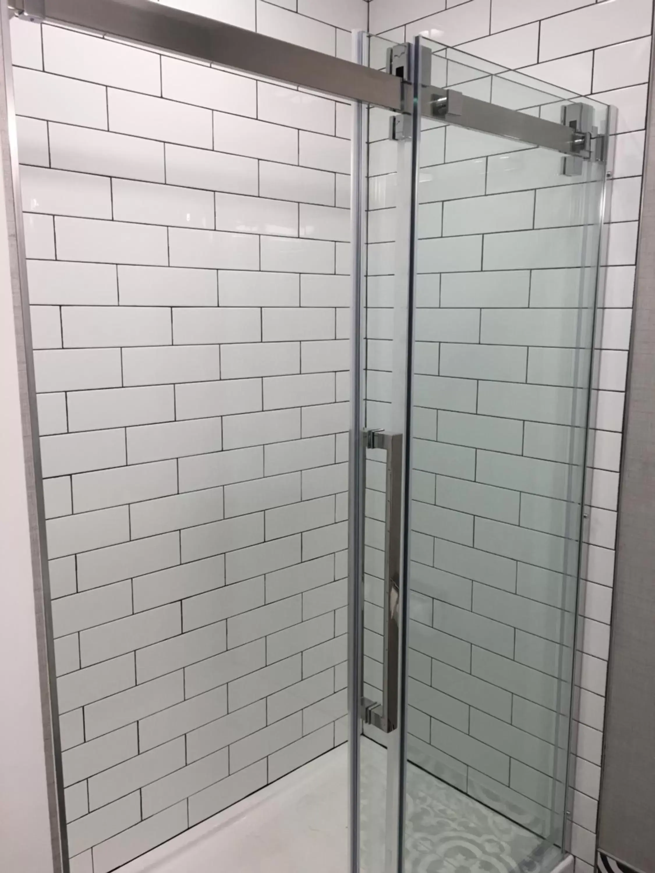 Shower, Bathroom in Lighthouse Hospitality Hannibal - Riverside Inn