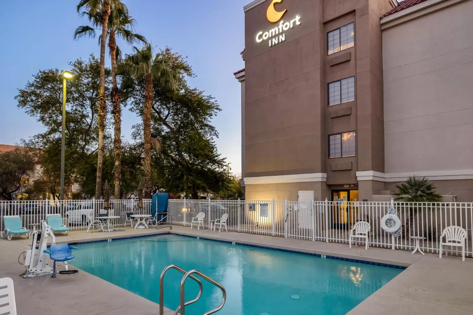 Swimming Pool in Comfort Inn Chandler - Phoenix South I-10