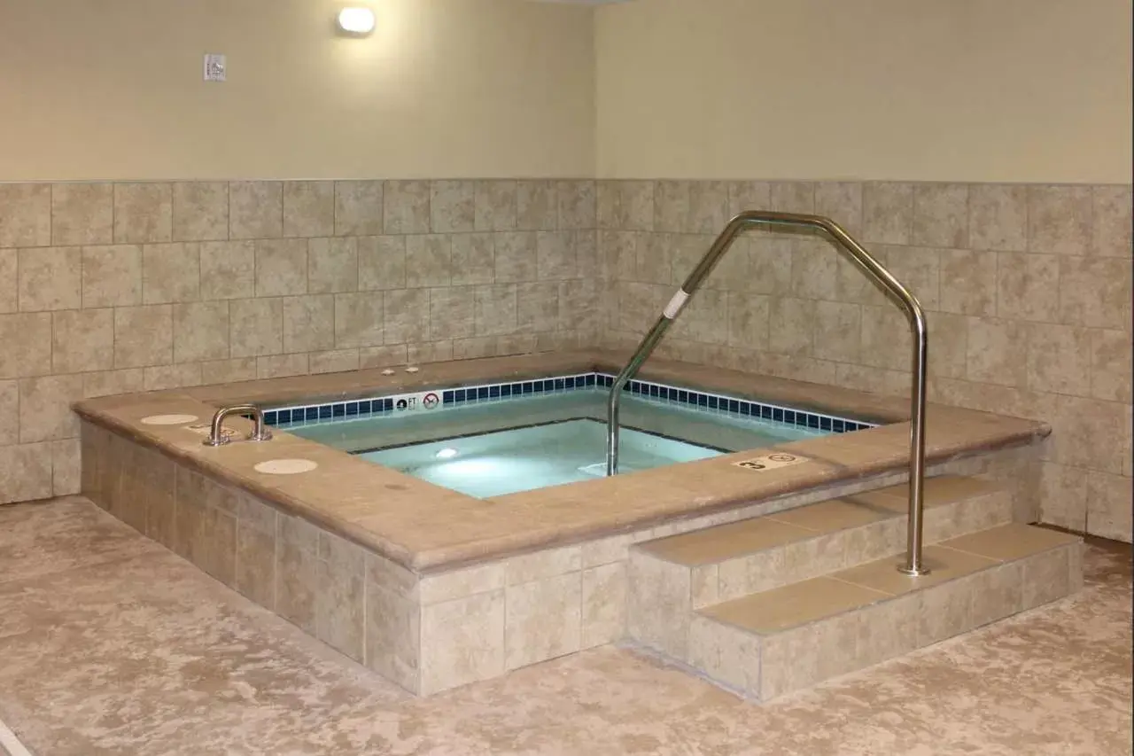 Hot Tub, Swimming Pool in Comfort Suites Brookings