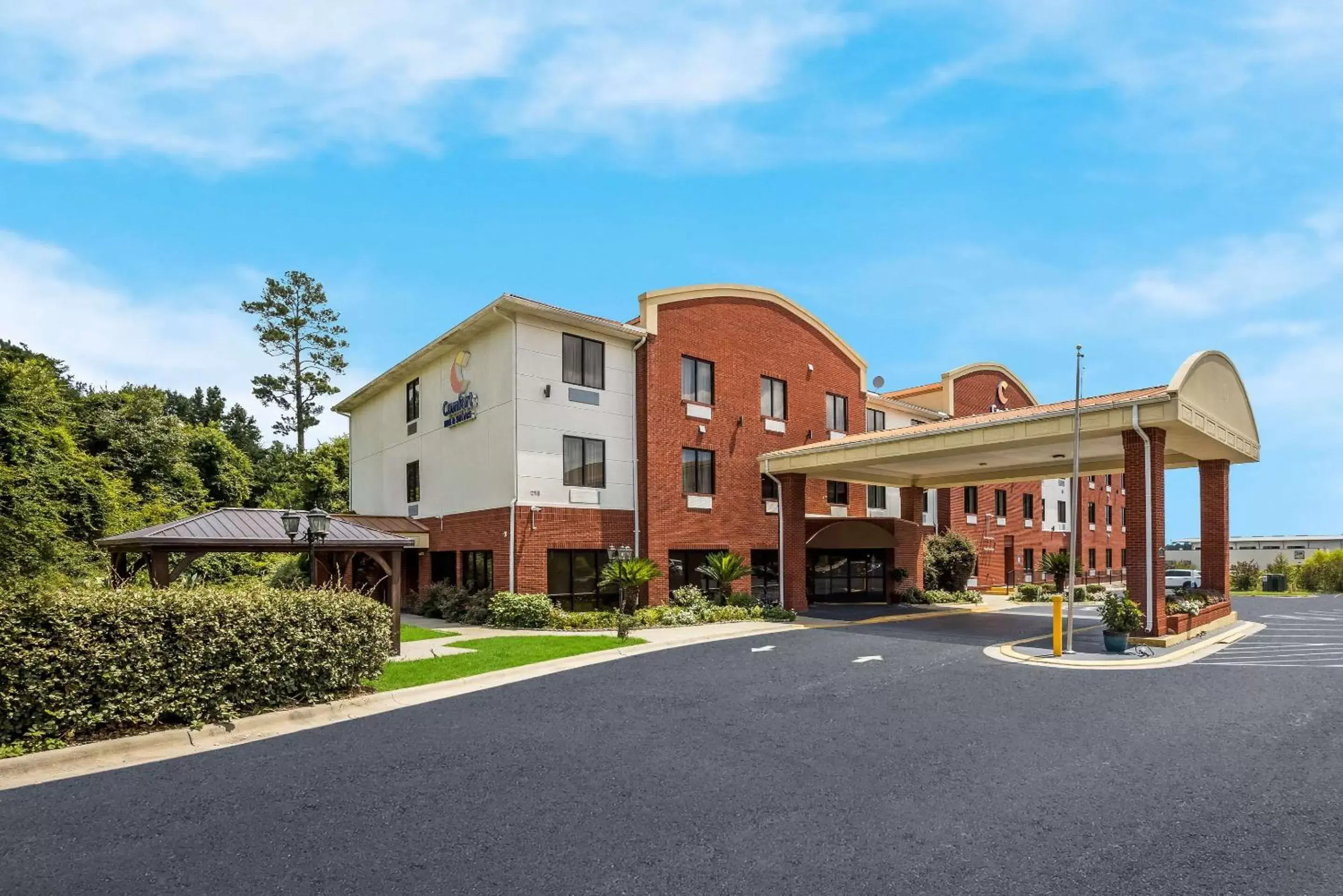Property building in Comfort Inn & Suites Midway - Tallahassee West Property building in Comfort Inn & Suites Midway - Tallahassee West
