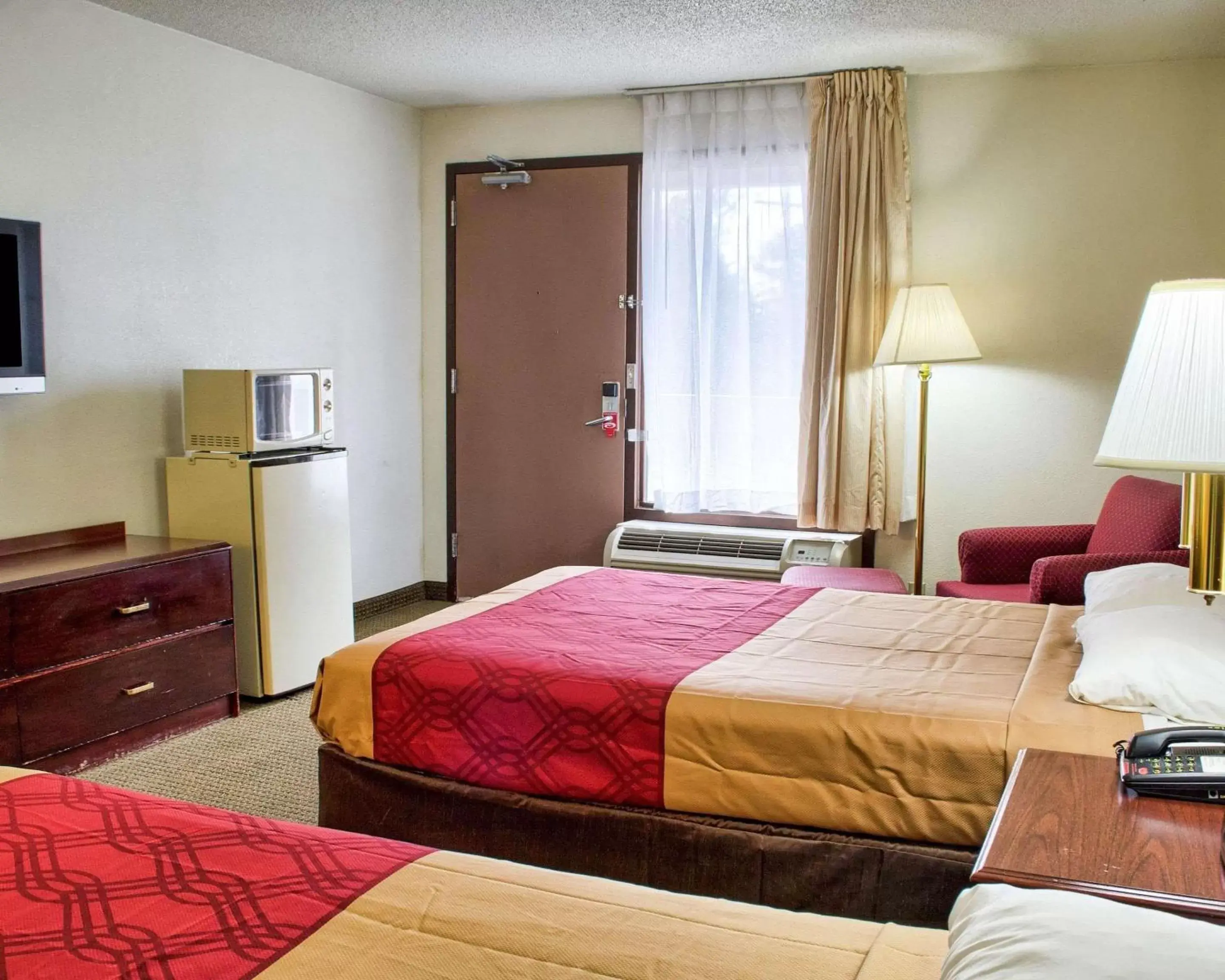 Photo of the whole room, Bed in Econo Lodge Richmond