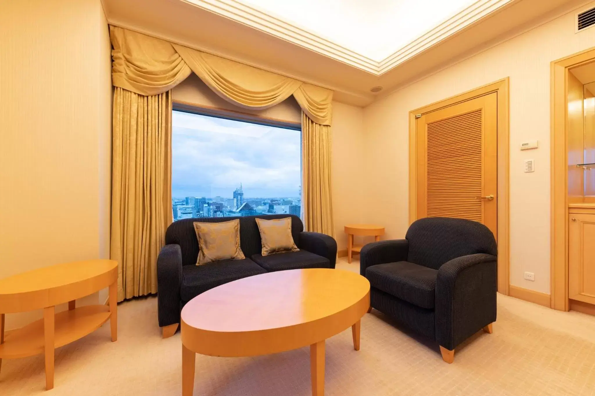 Photo of the whole room, Seating Area in ANA Crowne Plaza Toyama, an IHG Hotel