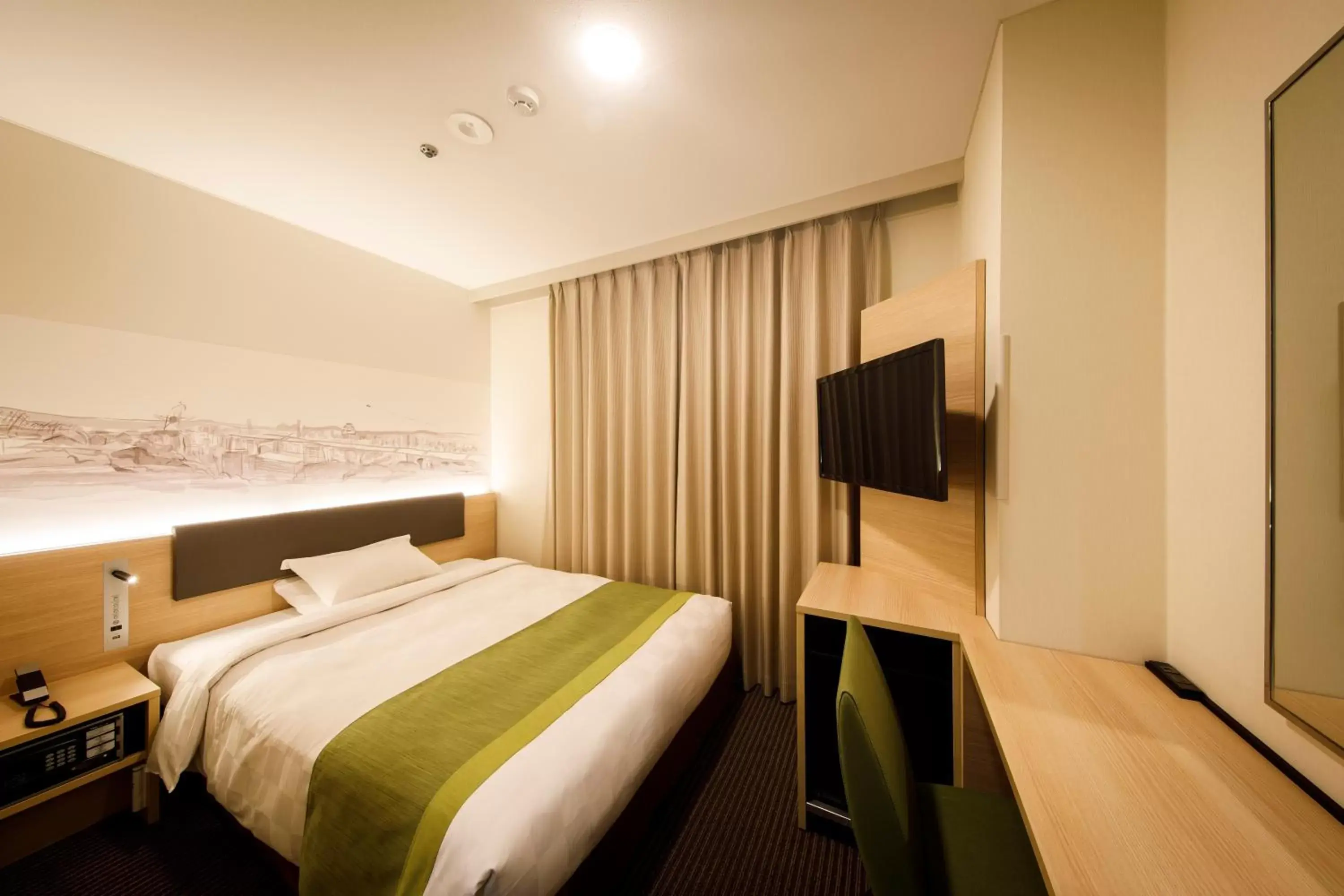 Bedroom, Bed in Shin Osaka Esaka Tokyu REI Hotel