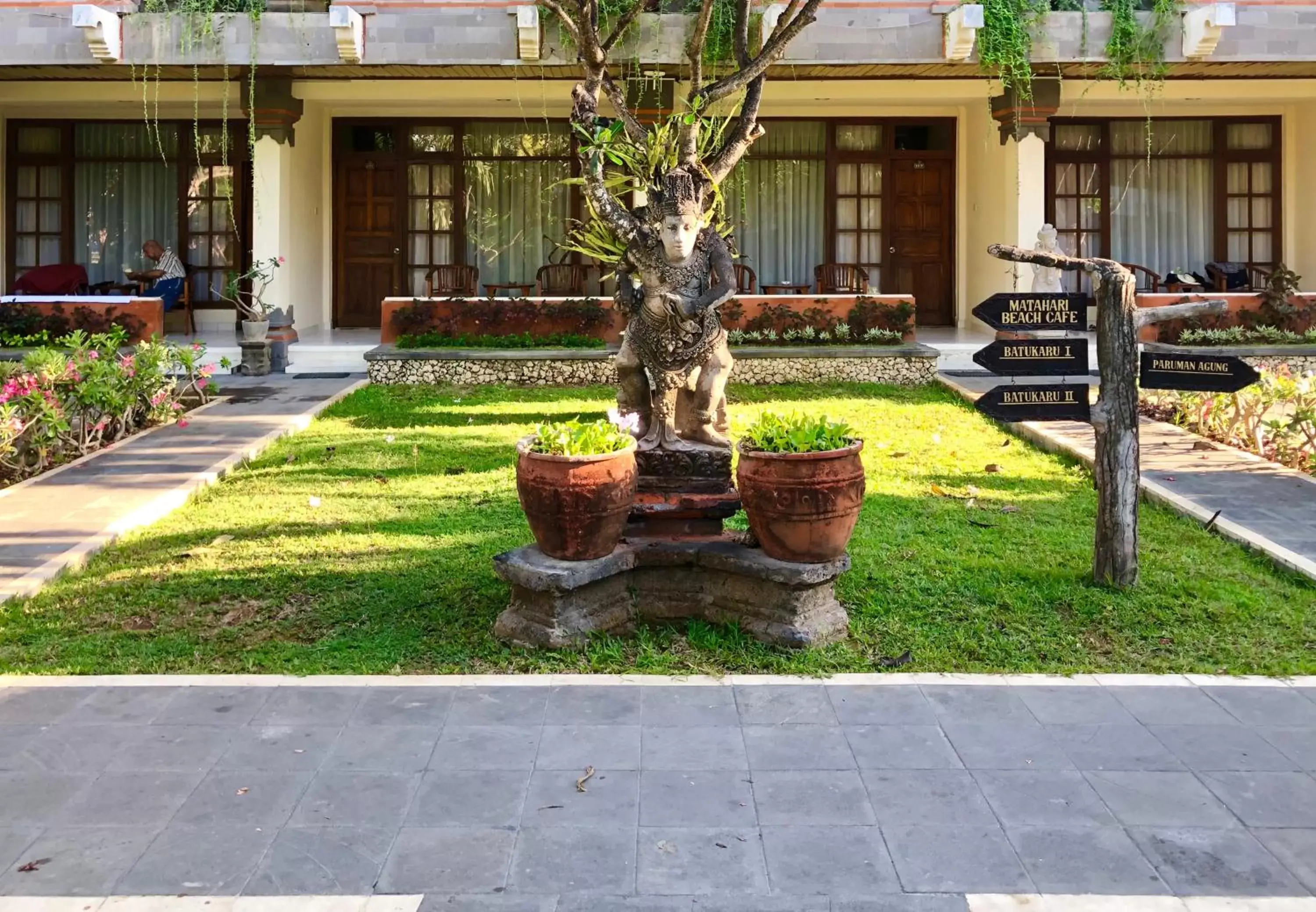 Garden in Inna Sindhu Beach Hotel & Resort