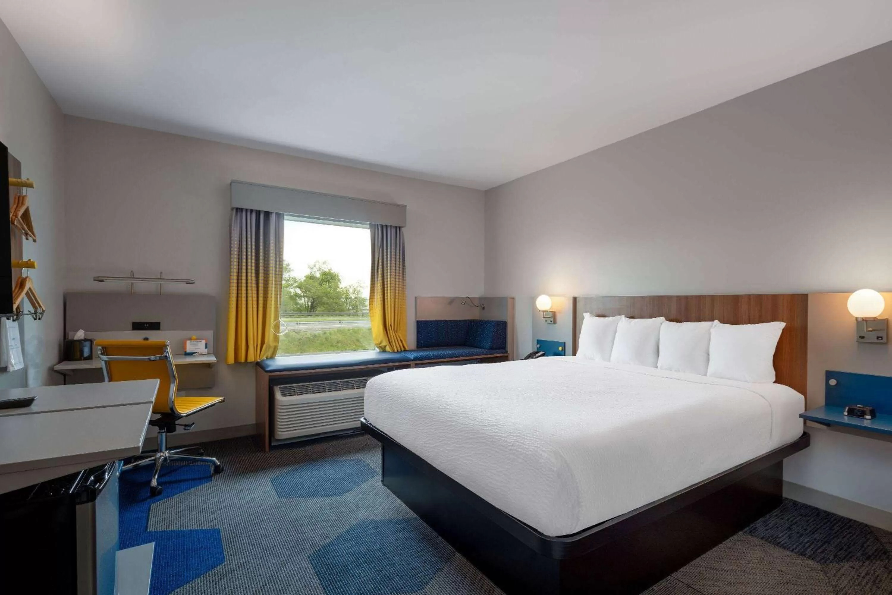 Photo of the whole room, Bed in Microtel Inn & Suites by Wyndham Winchester