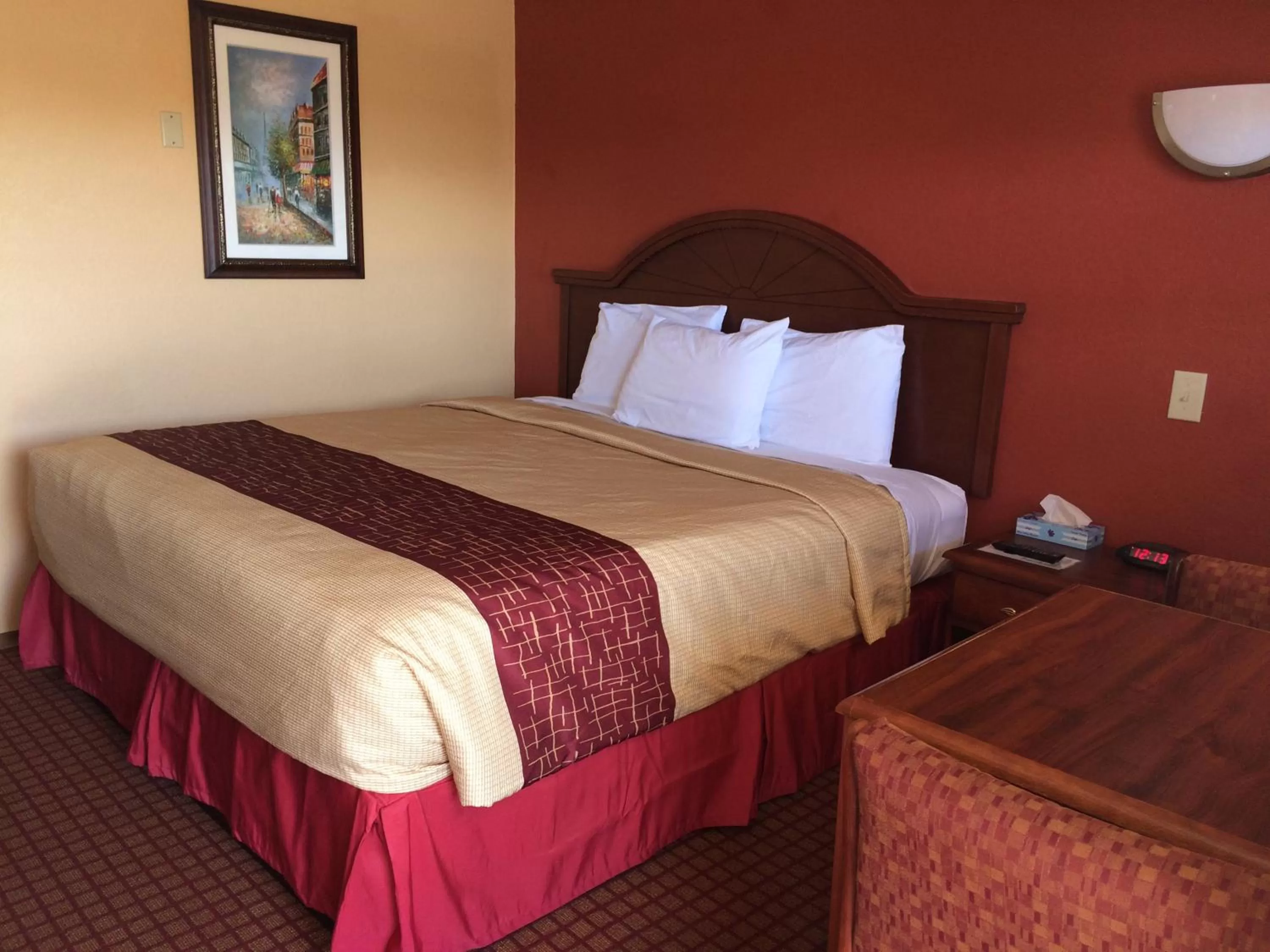 Bed in DeQueen Courtyard Inn