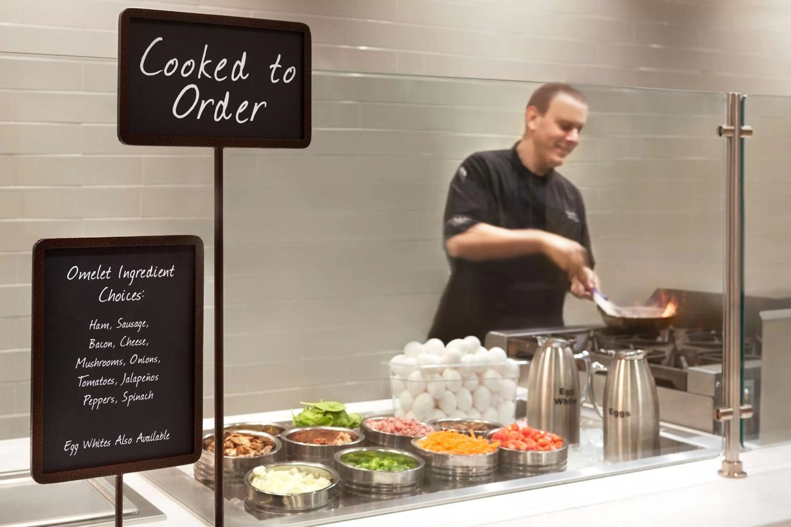 Dining area in Embassy Suites By Hilton Wilmington Riverfront