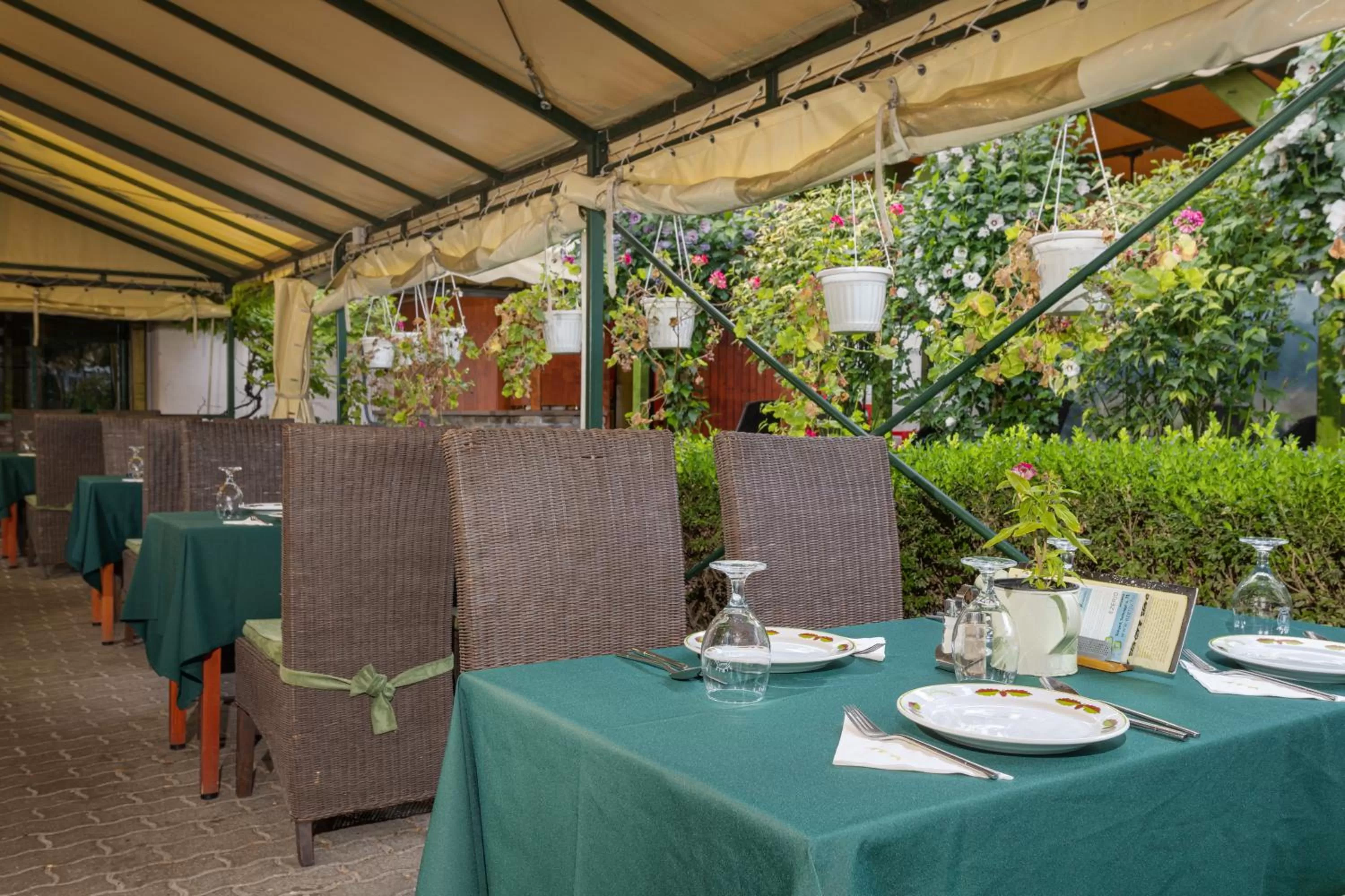 Restaurant/places to eat in Illés Hotel