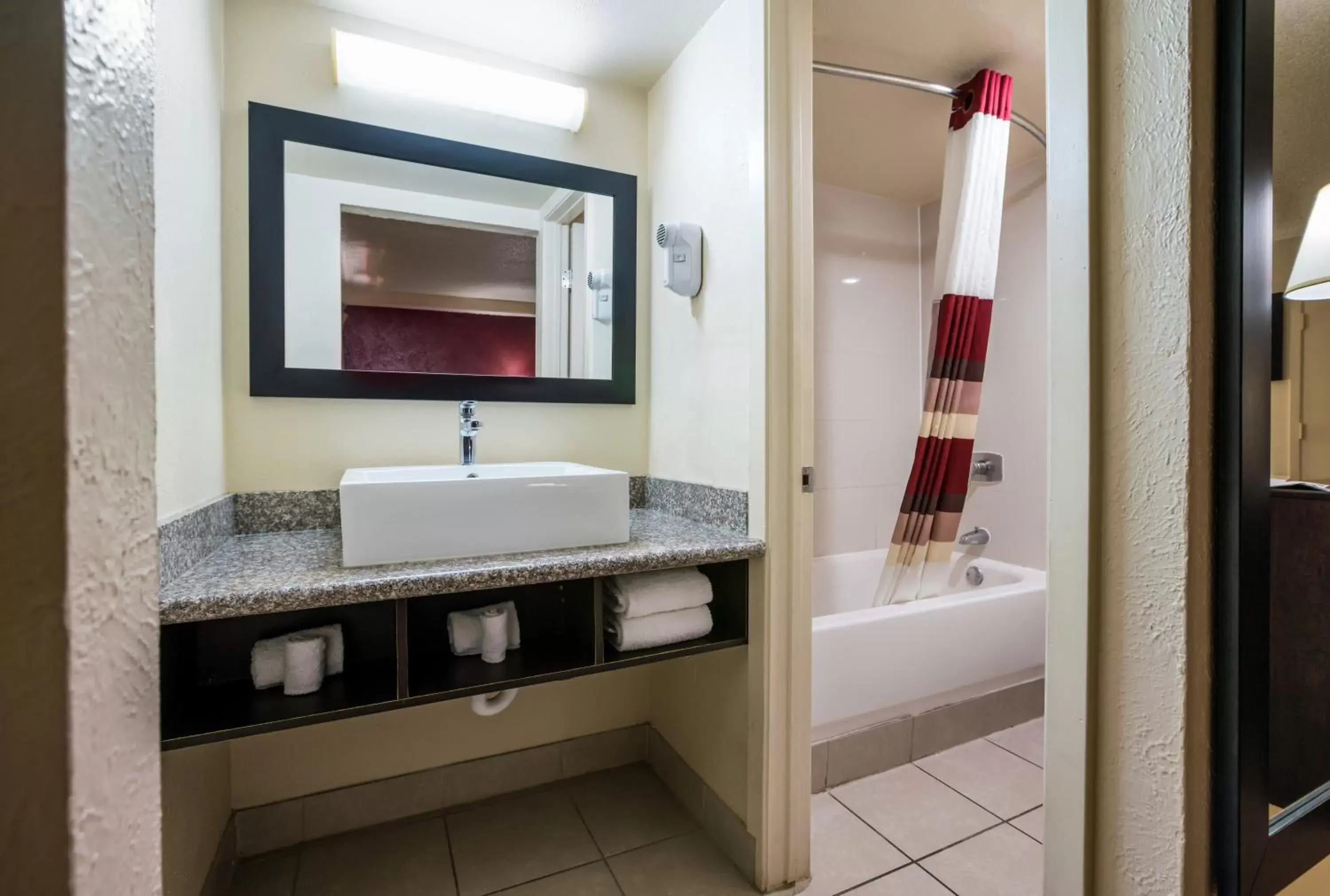Bathroom in Red Roof Inn Dallas/Richardson