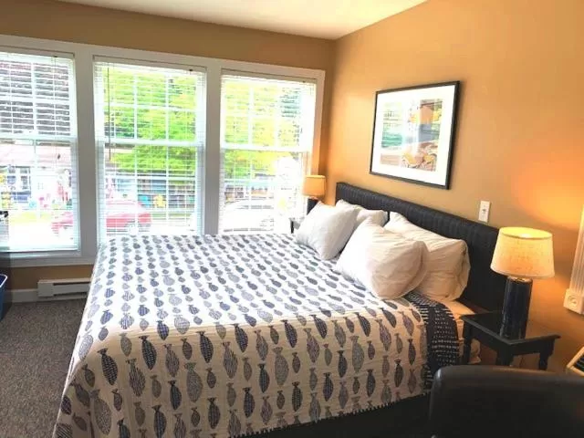 Bed in Cedar Court Inn