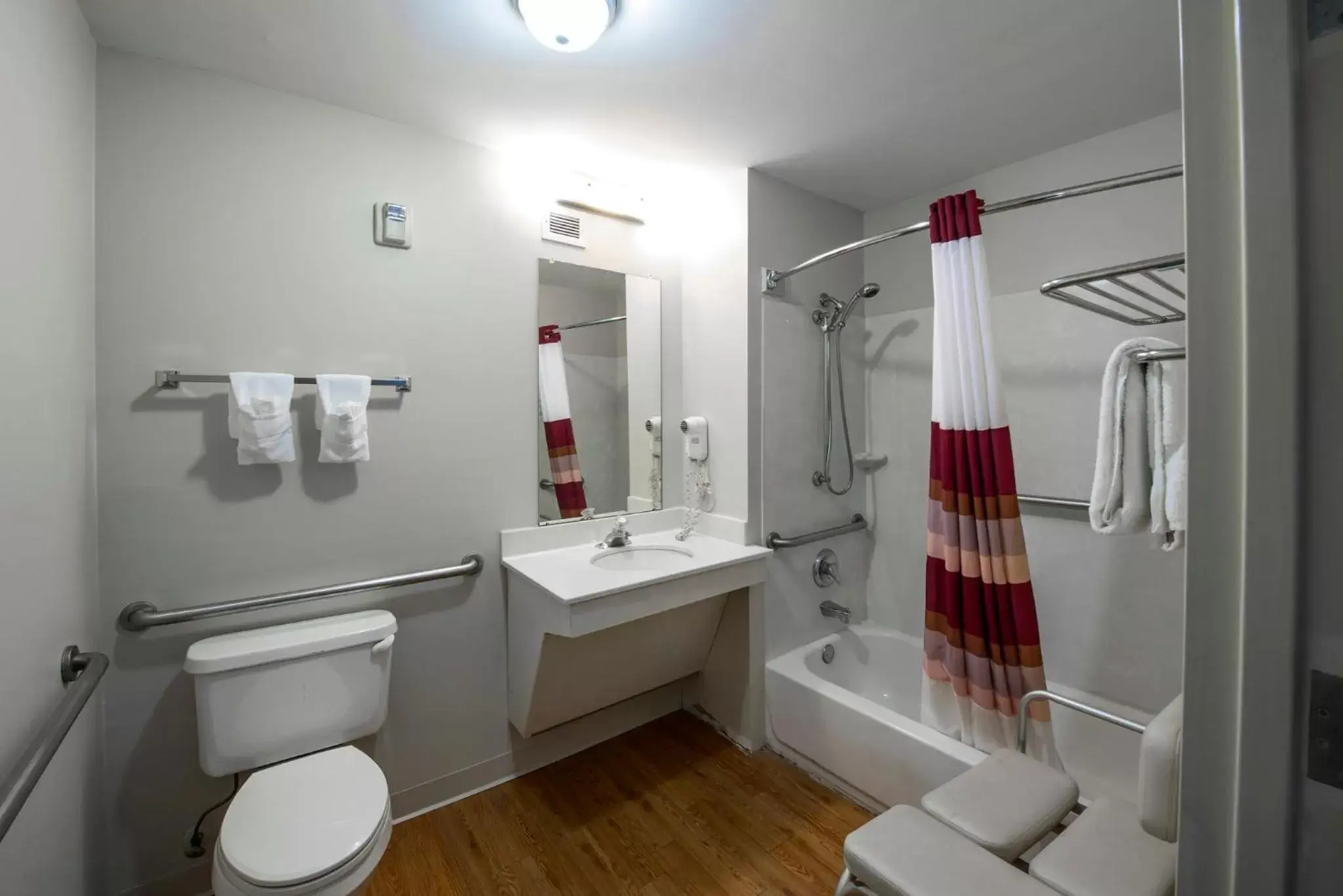 Bathroom in Red Roof Inn & Suites Savannah Airport