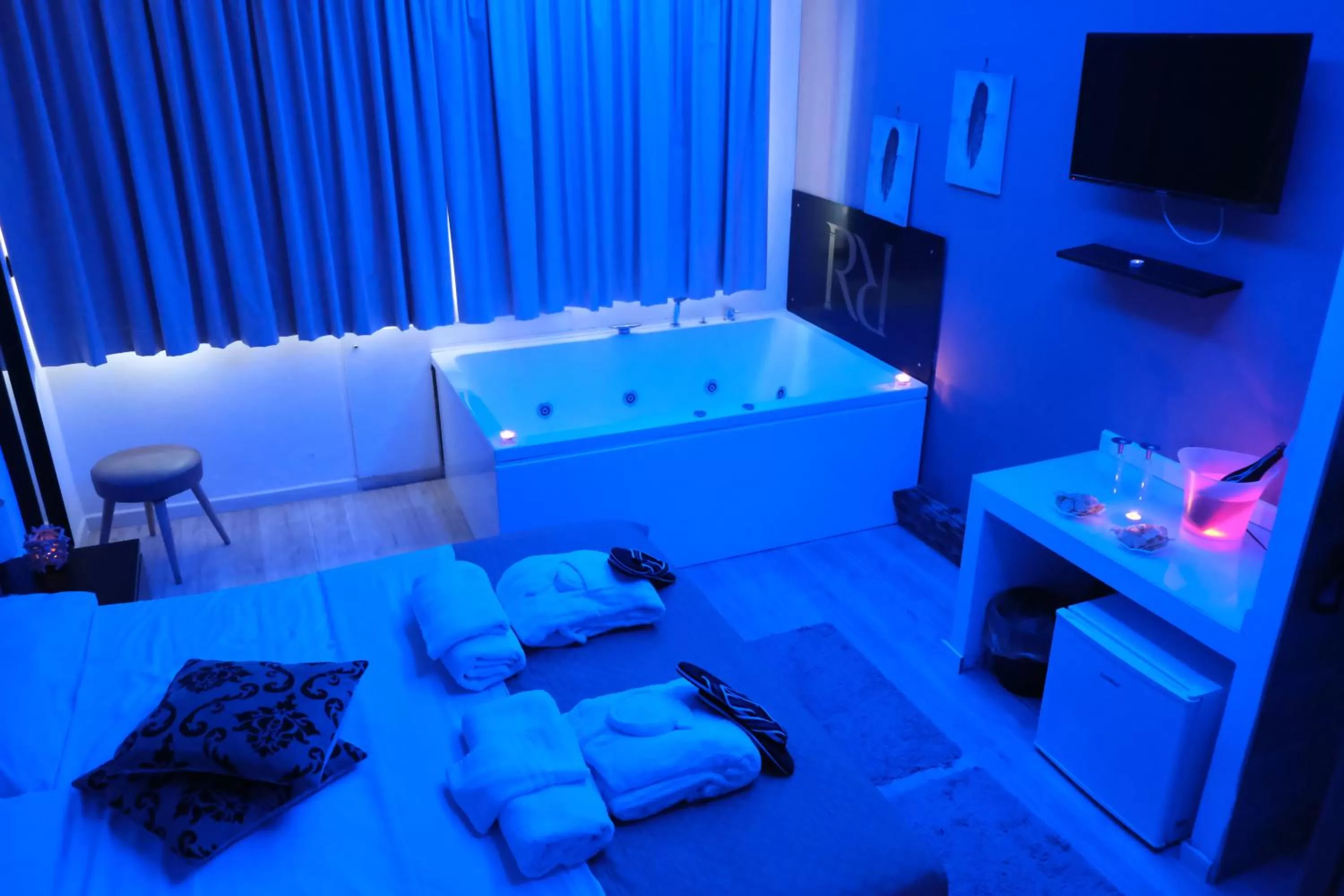 Hot Tub, Bed in Royalty Rooms & Spa