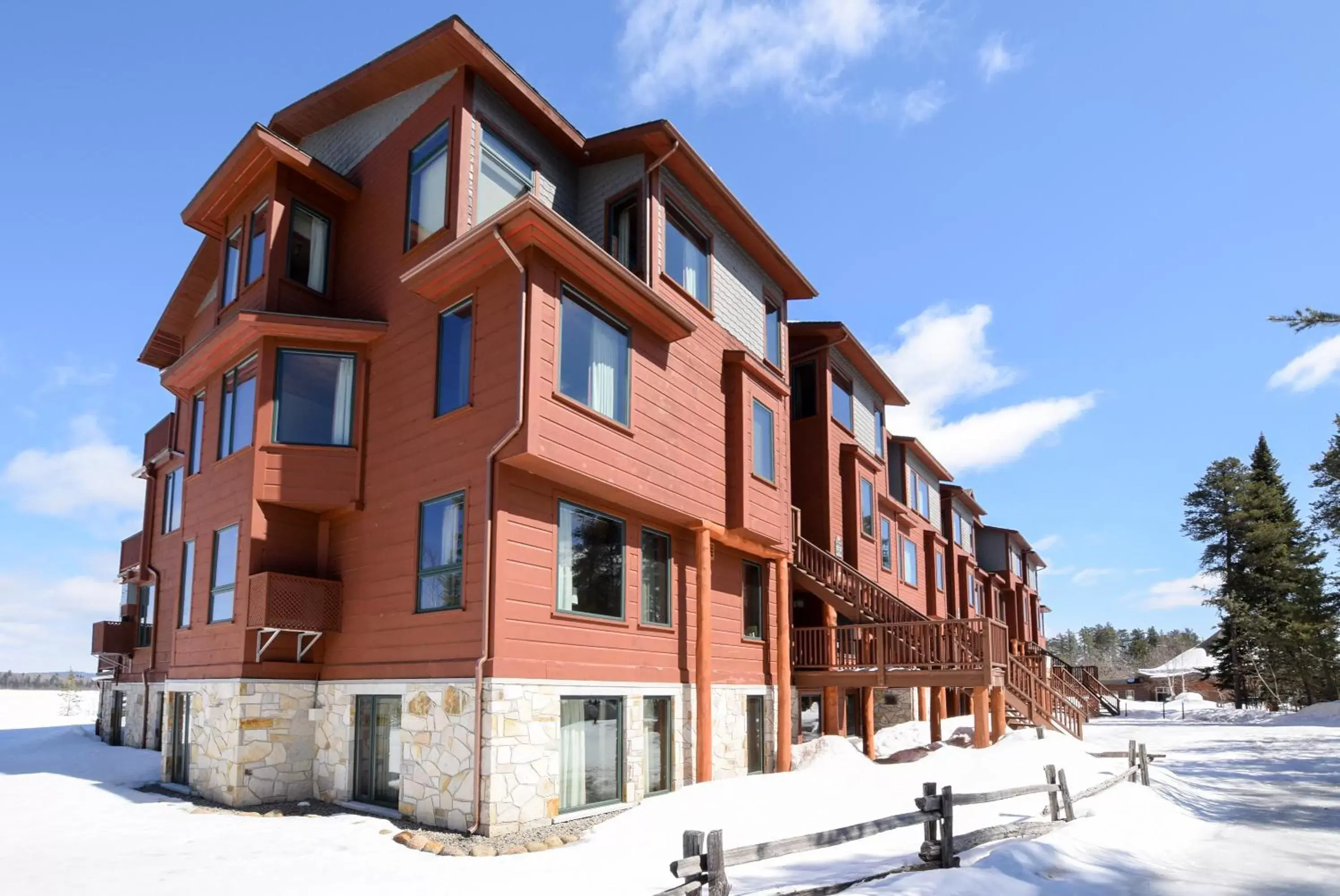 Winter in Les Condos Du Lac Taureau- Rooms & Condos