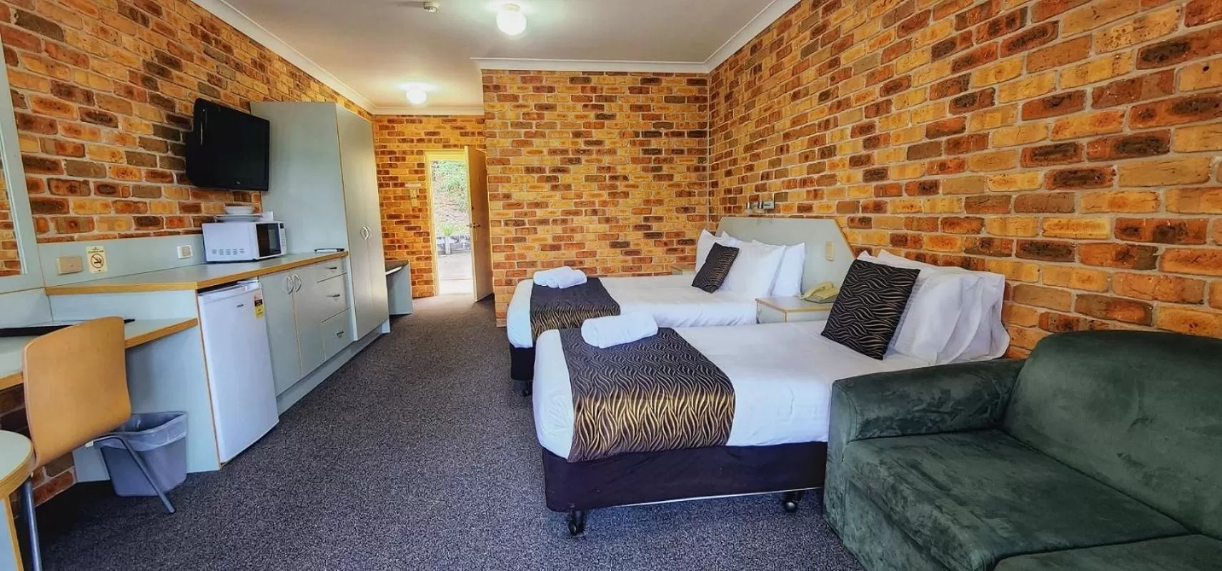 Bed in Golf Club Motor Inn Wingham