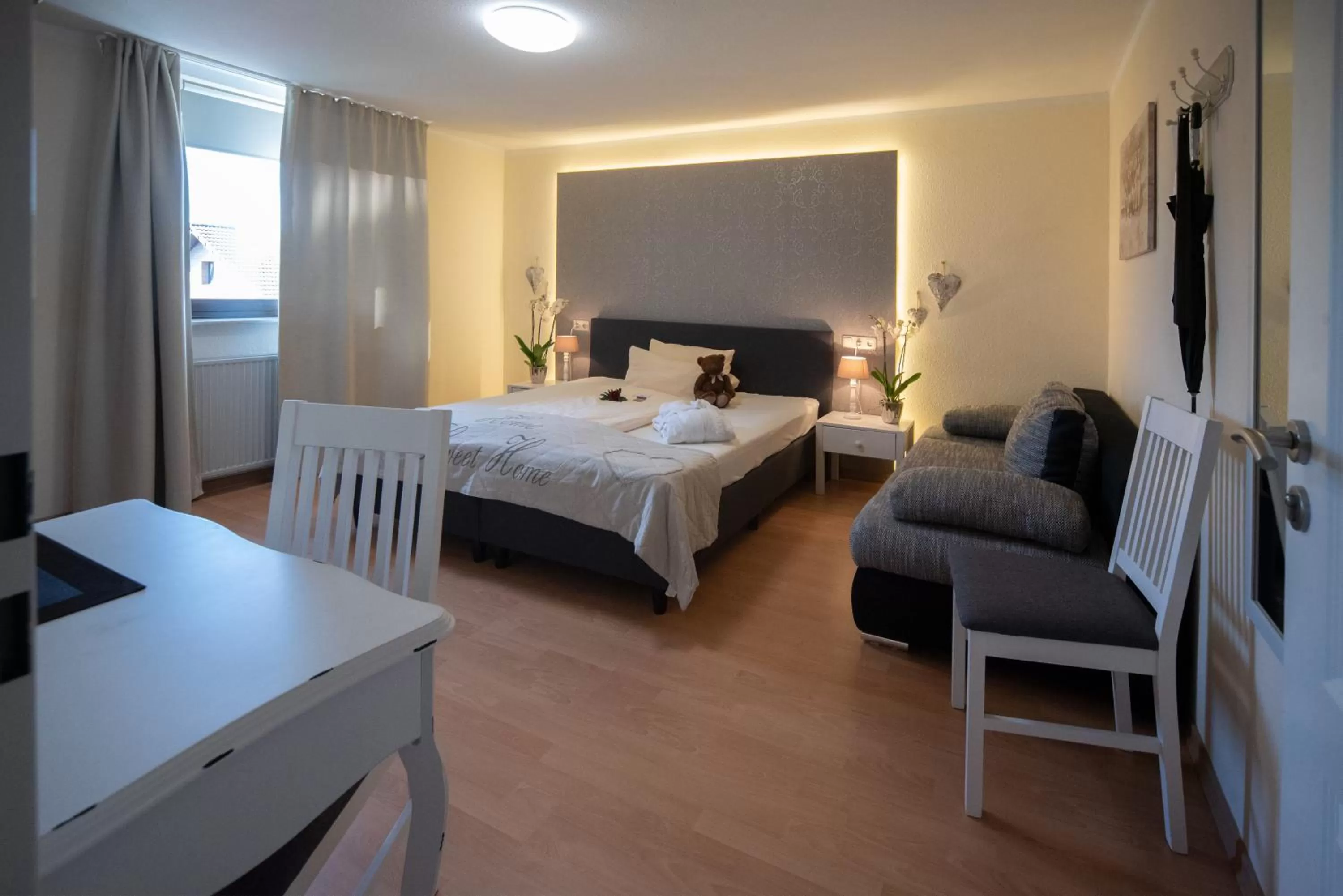 Photo of the whole room, Bed in Hotel Garni Zum Grünen Baum