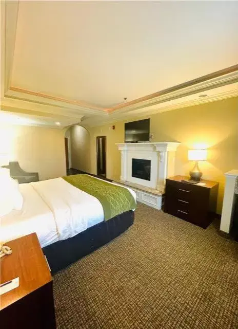 Bed in Comfort Inn Hebron-Lowell Area