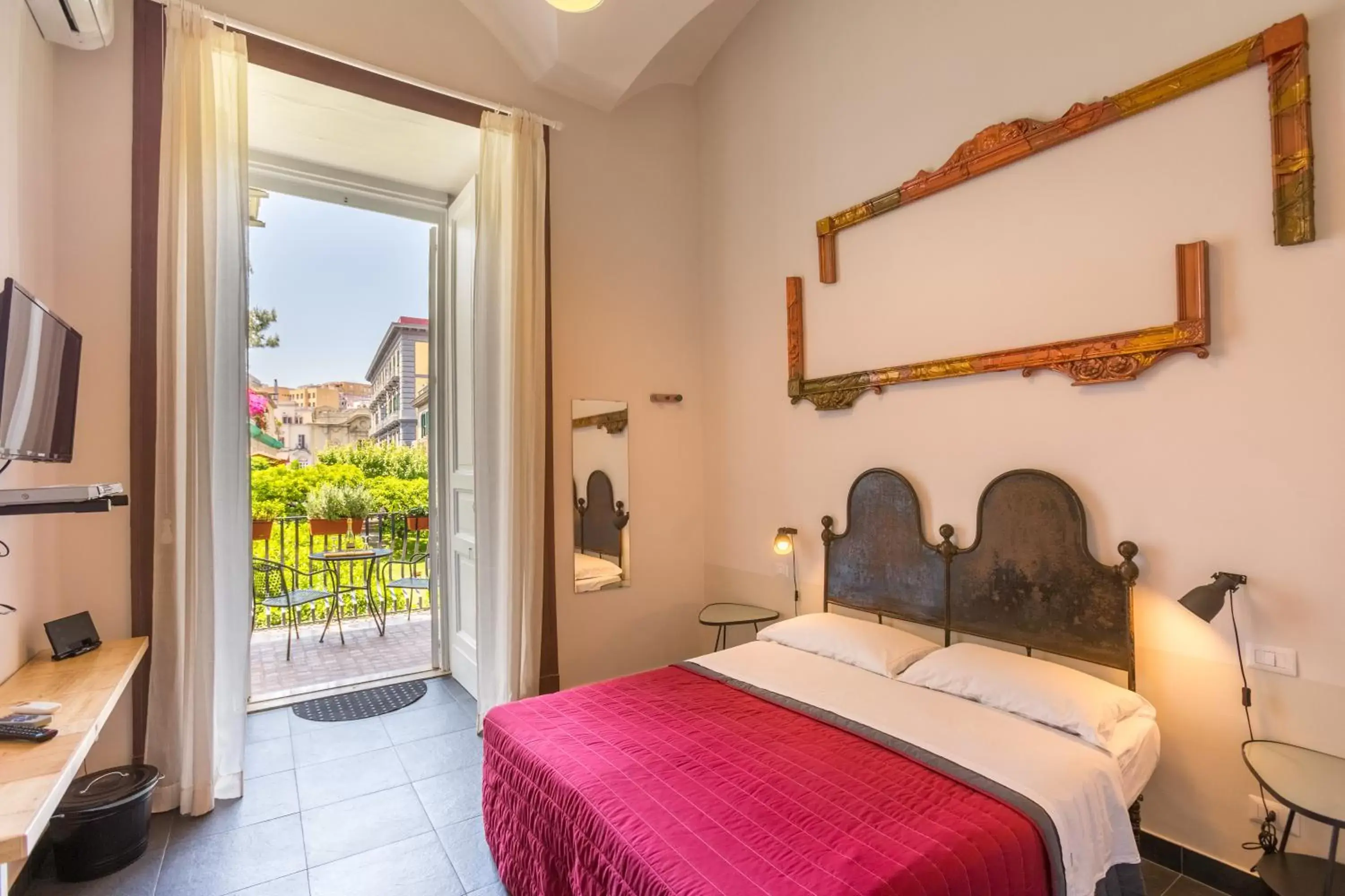 Garden view, Bed in The Bellini House by House In Naples Garden view, Bed in The Bellini House by House In Naples