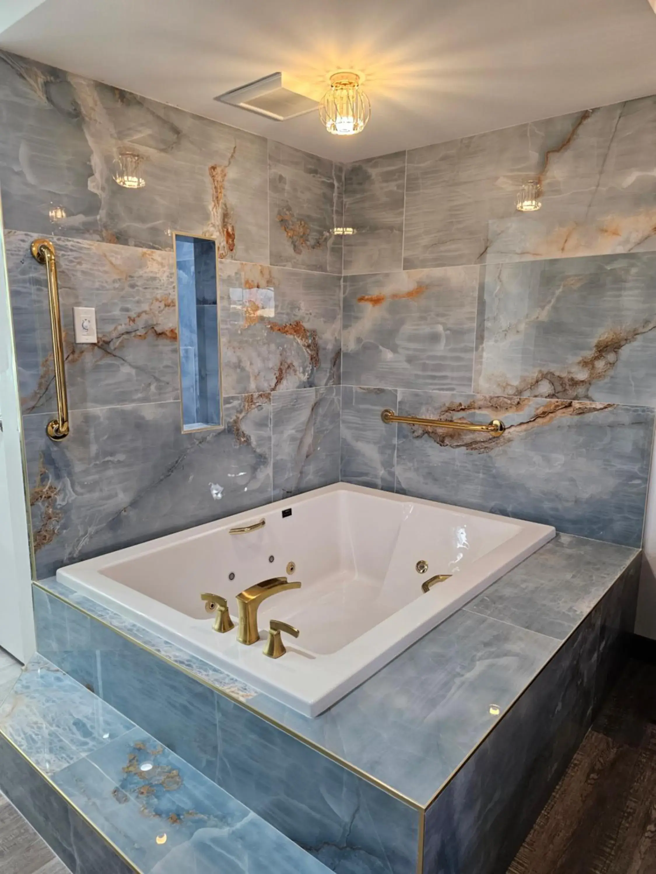 Bathroom in Travelodge Inn & Suites by Wyndham Fullerton
