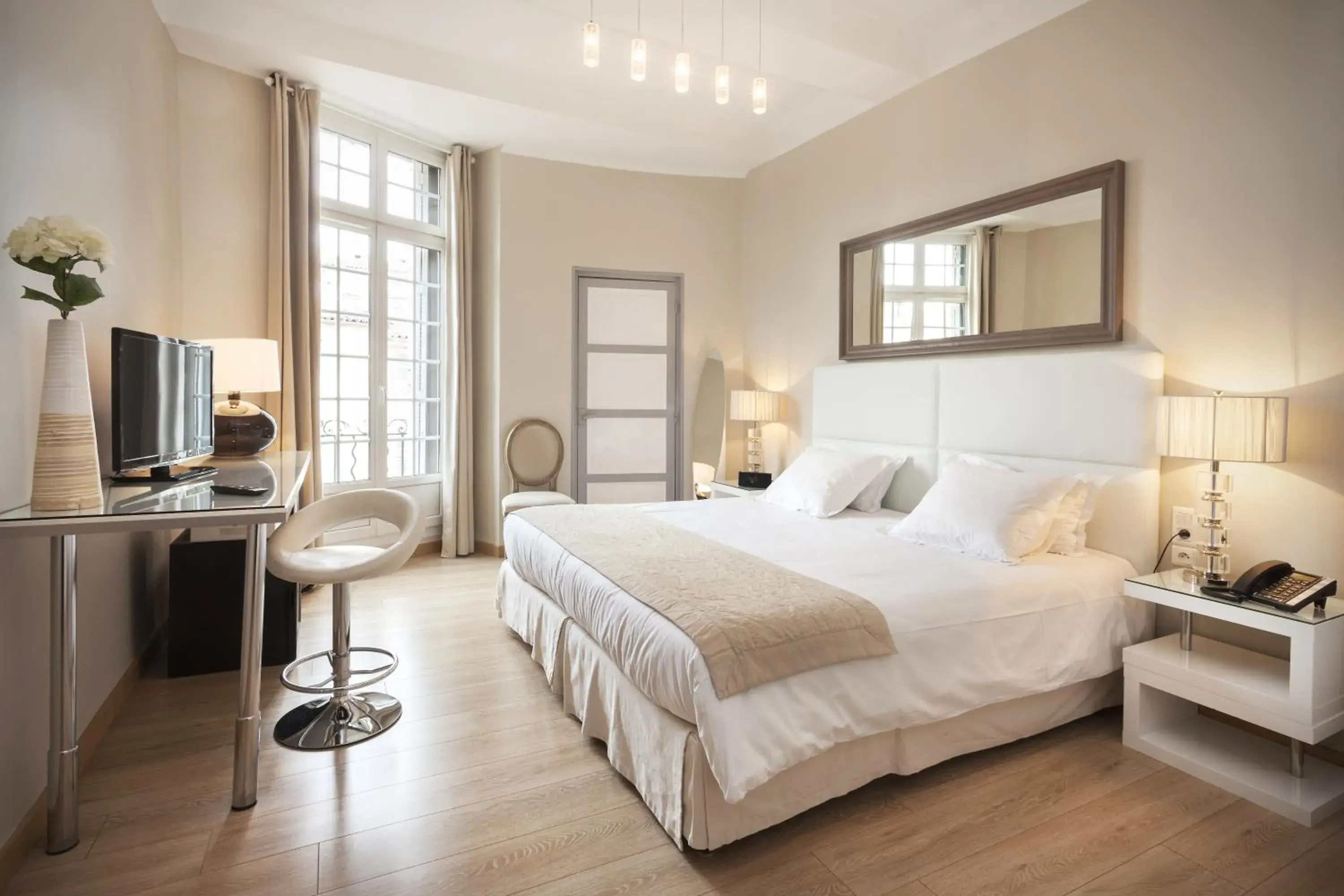 Bedroom in Hôtel de France