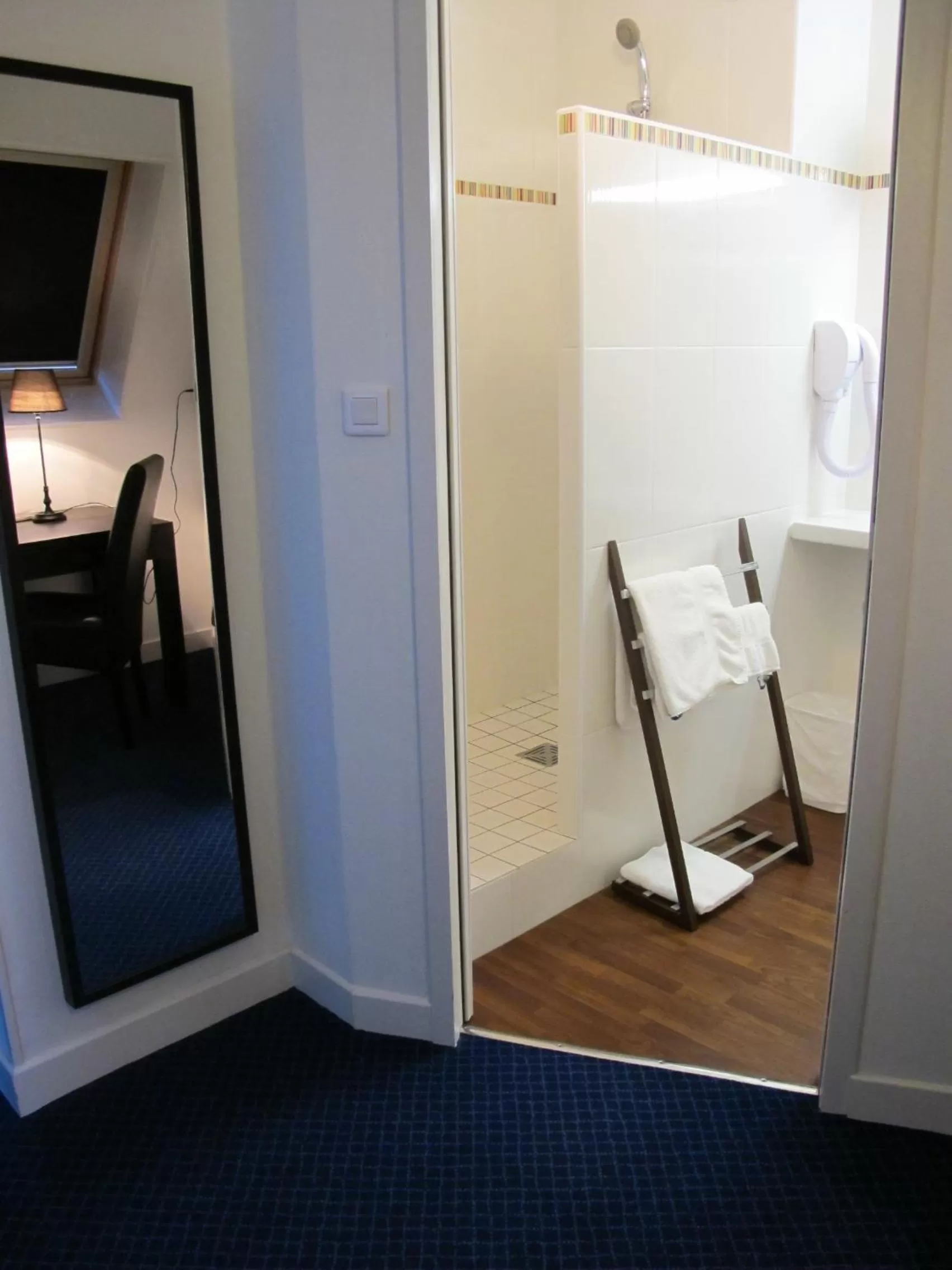 Bathroom, Bed in The Originals City, Hôtel du Château, Pontivy