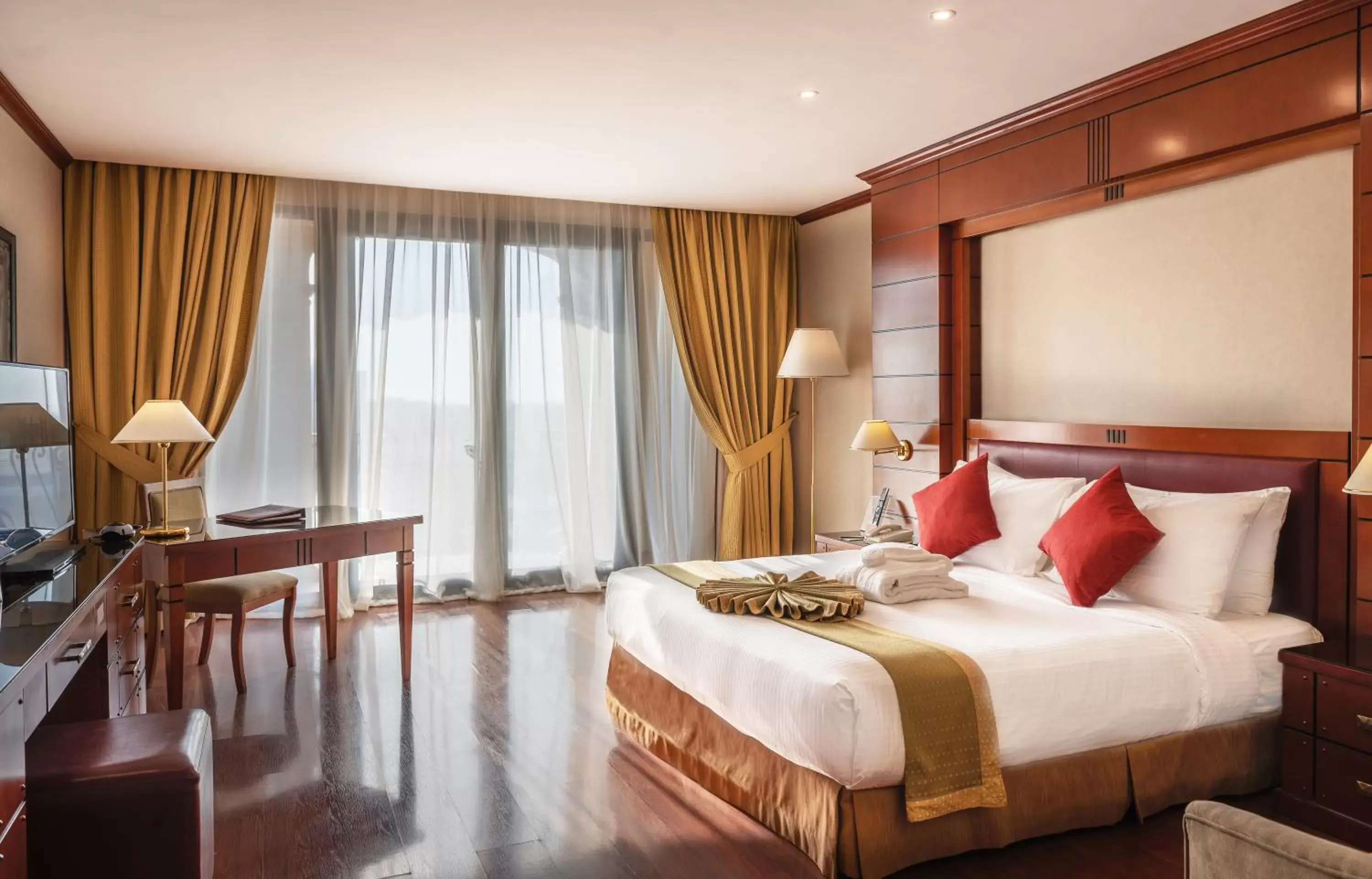 Bed in Mövenpick Hotel Jeddah