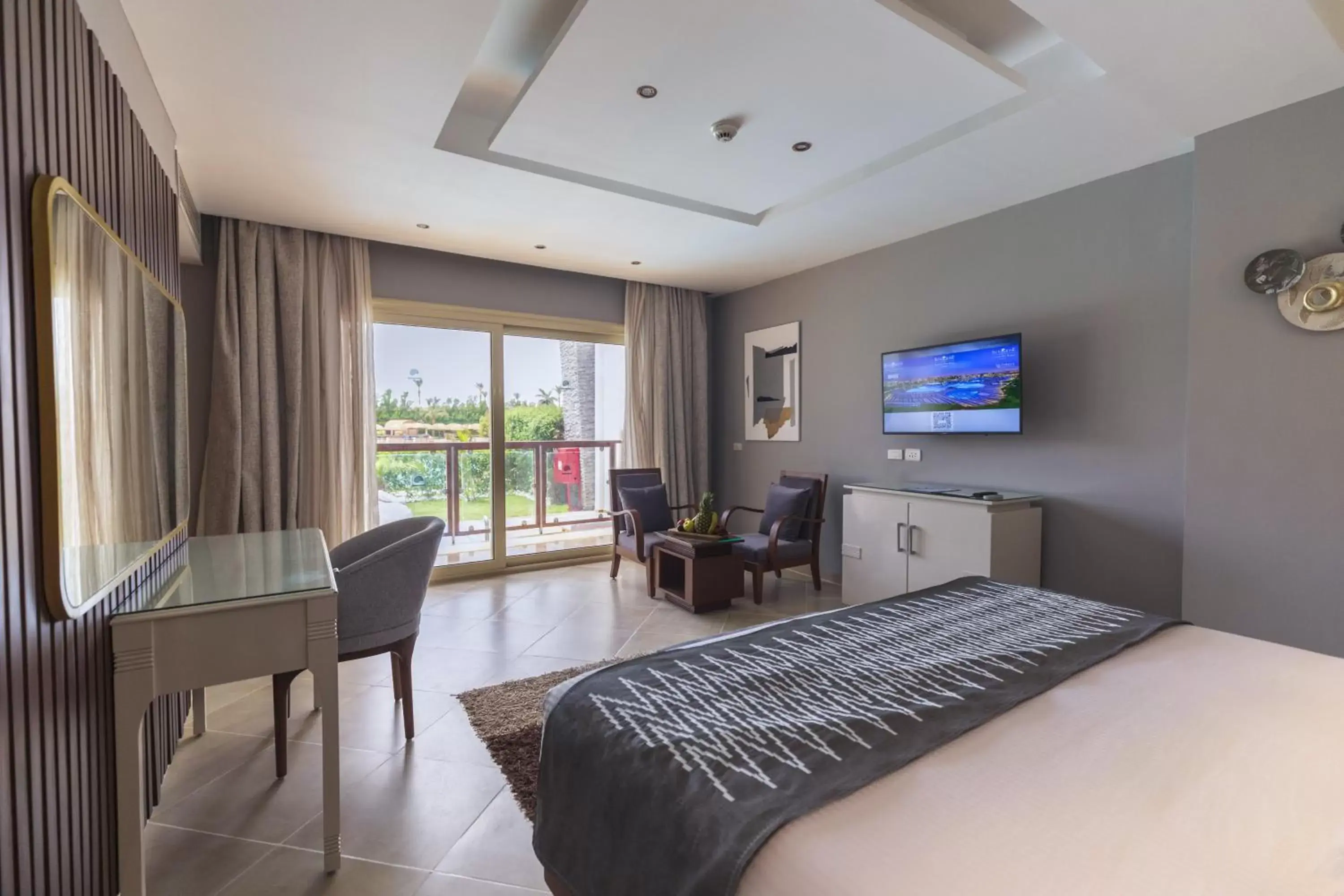 Bedroom, TV/Entertainment Center in Sunrise Crystal Bay Resort -Grand Select